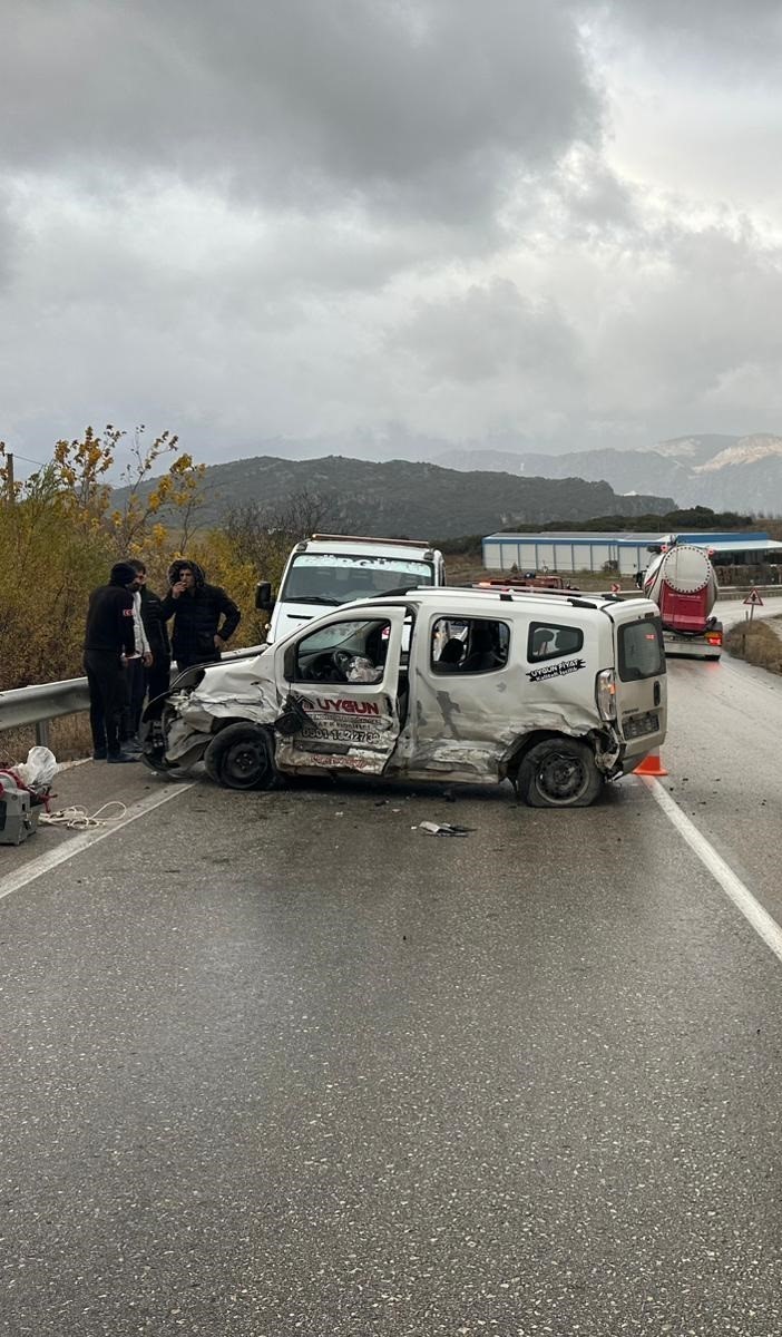 Isparta&rsquo;da iki otomobil &ccedil;arpıştı: 7 yaralı
