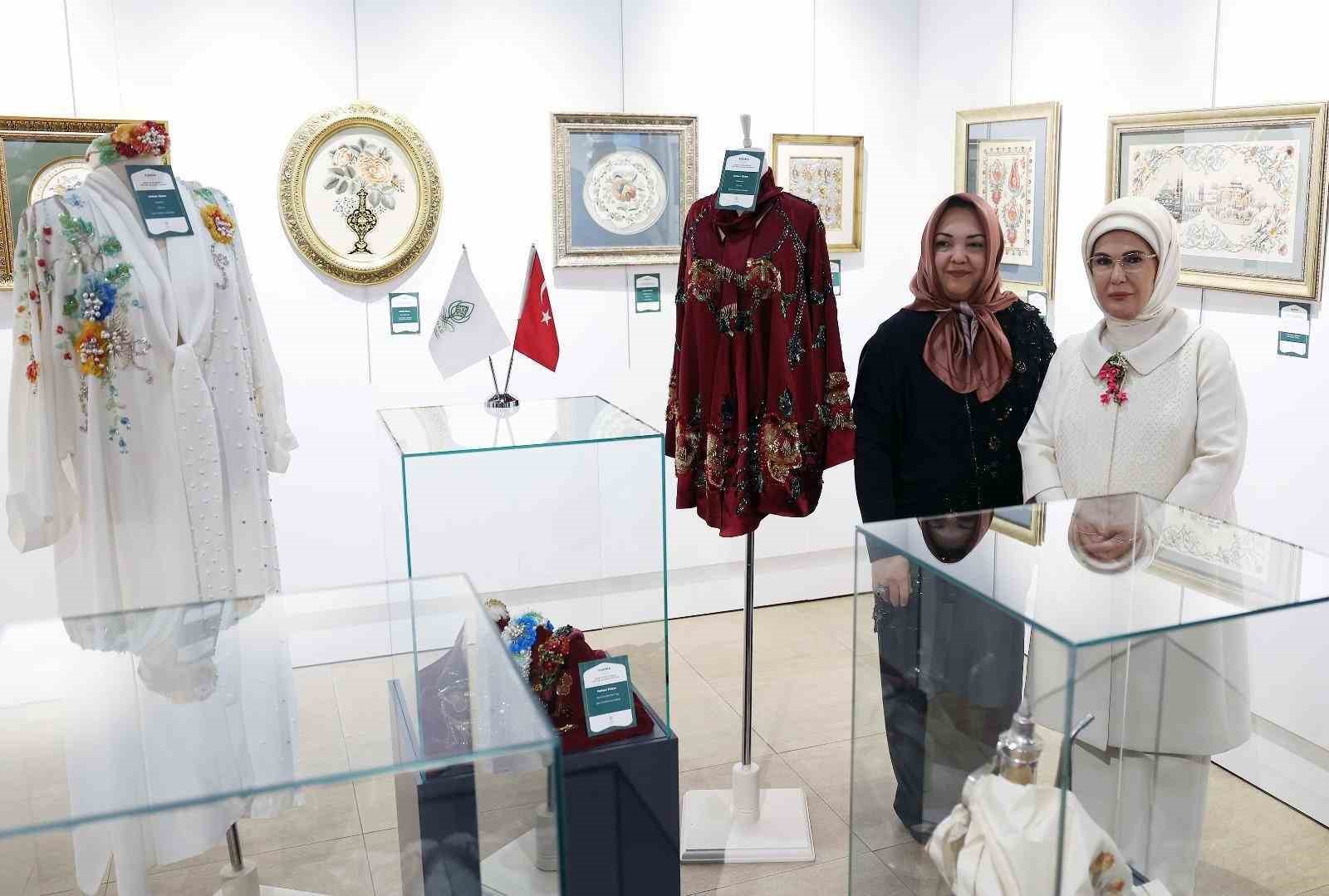 Emine Erdoğan, Çınar Uluslararası Kültür ve Sanat Derneği’nin karma sergisinin açılışını yaptı