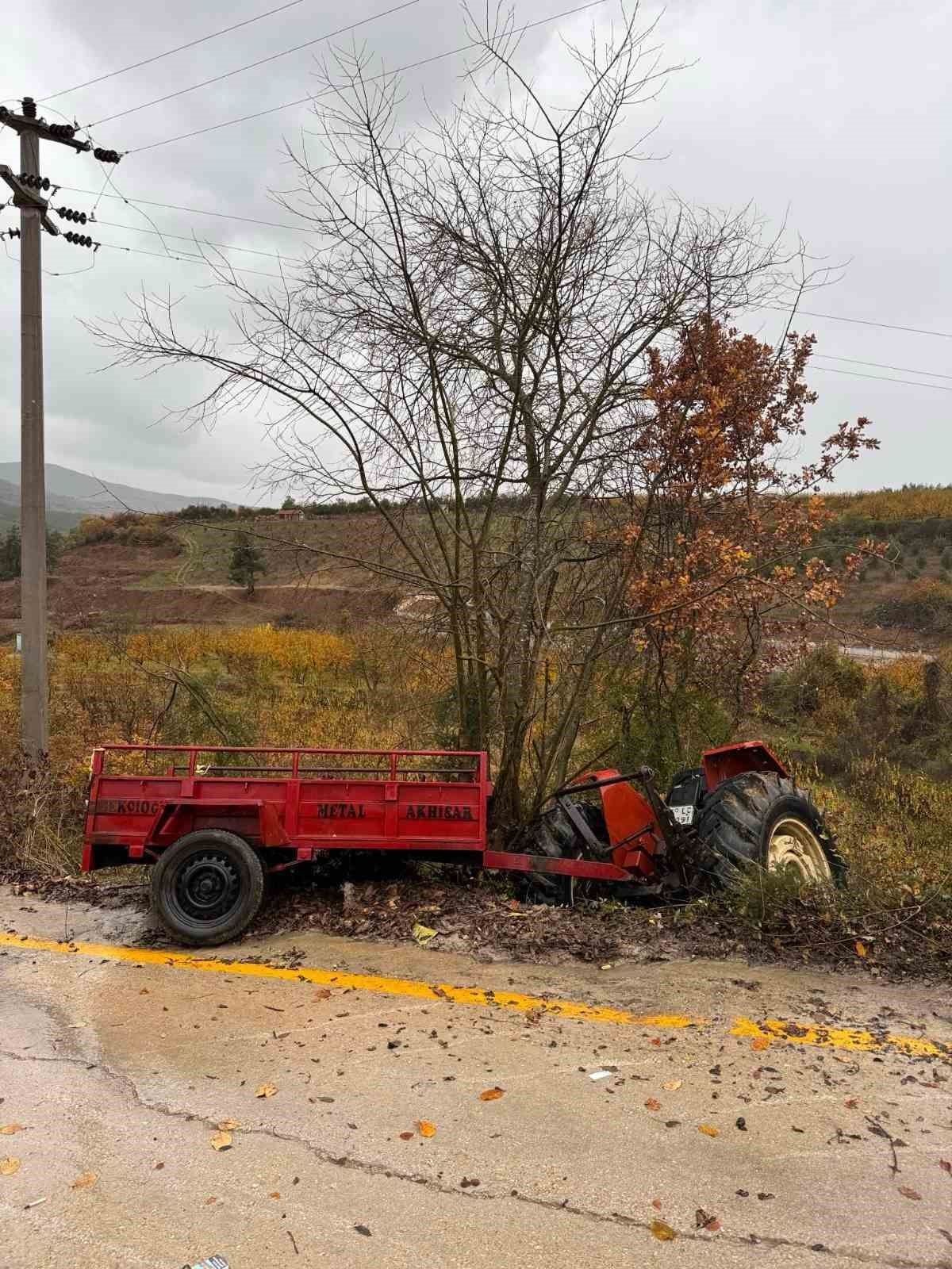 Sakarya&rsquo;da ehliyetsiz s&uuml;r&uuml;c&uuml;n&uuml;n kontrol&uuml;nden &ccedil;ıkan trakt&ouml;r devrildi: 1 &ouml;l&uuml;, 3 yaralı
