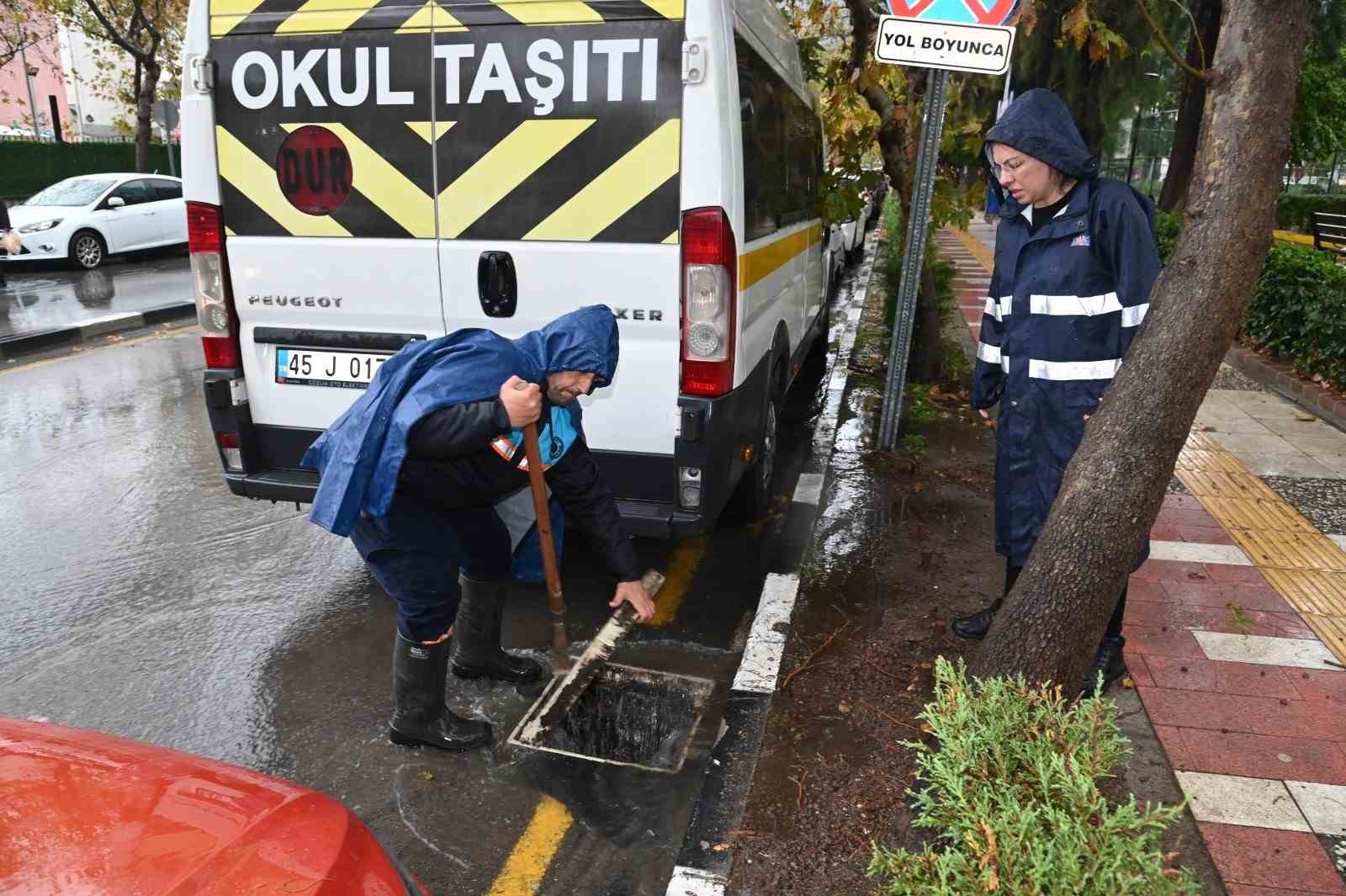 Manisa B&uuml;y&uuml;kşehir ve MASKİ ekipleri şiddetli yağış ve fırtınaya karşı sahada
