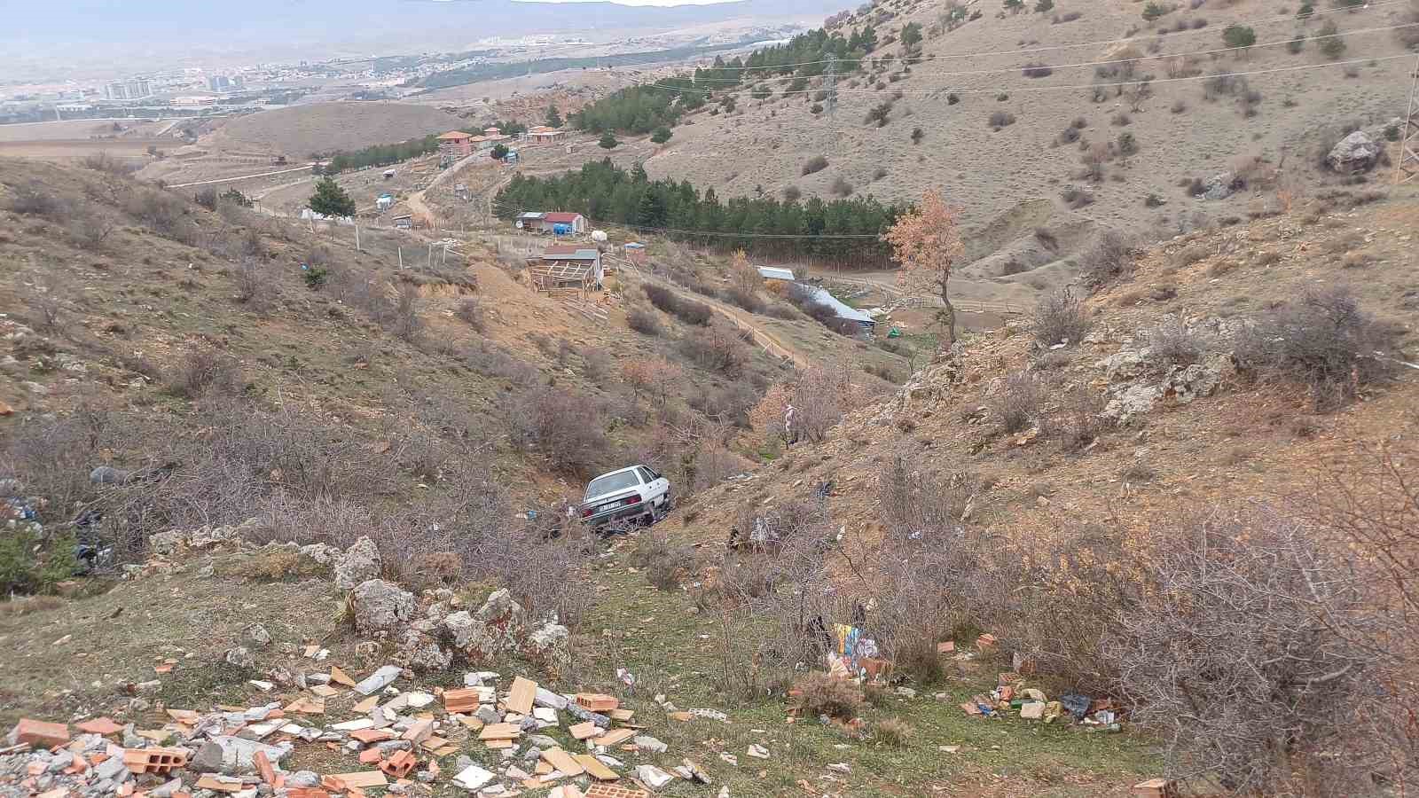 Otomobili ile şarampole u&ccedil;an s&uuml;r&uuml;c&uuml; yaralandı
