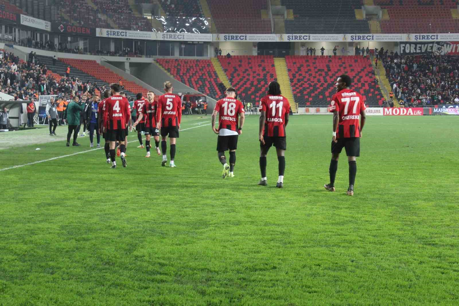 Trendyol S&uuml;per Lig: Gaziantep FK: 3 - Başakşehir: 0 (Ma&ccedil; sonucu)
