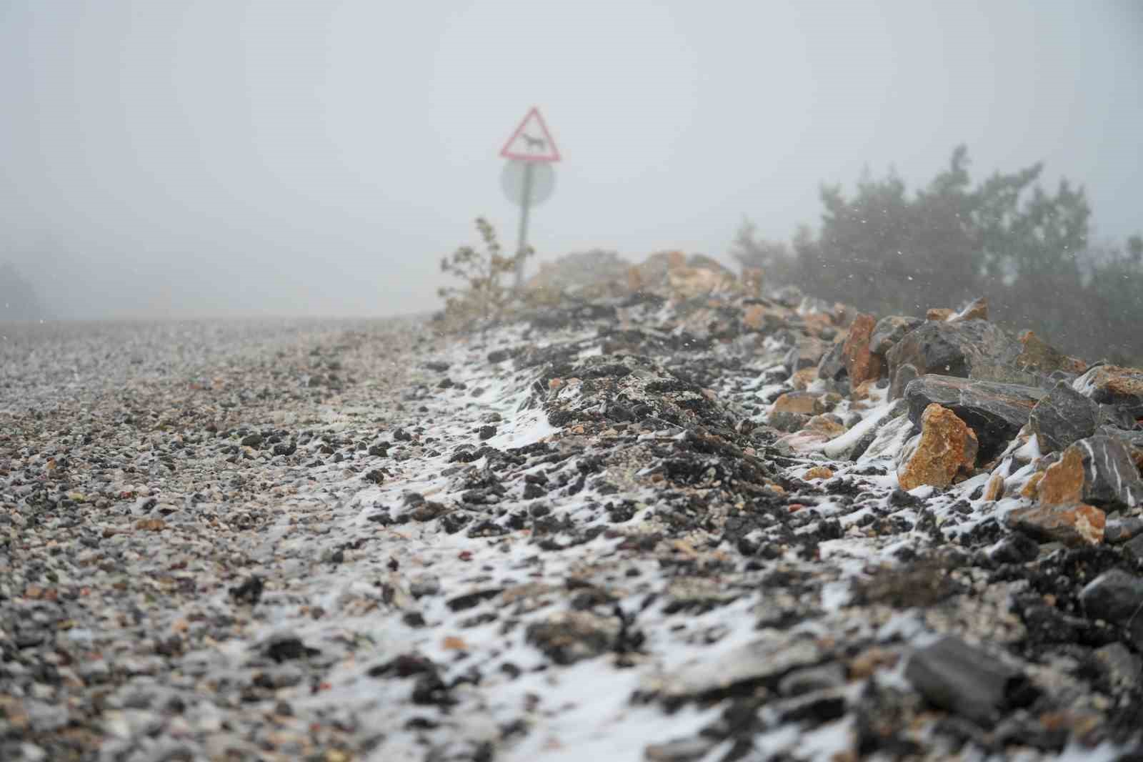 Manisa Spil Dağı&rsquo;na mevsimin ilk karı d&uuml;şt&uuml;
