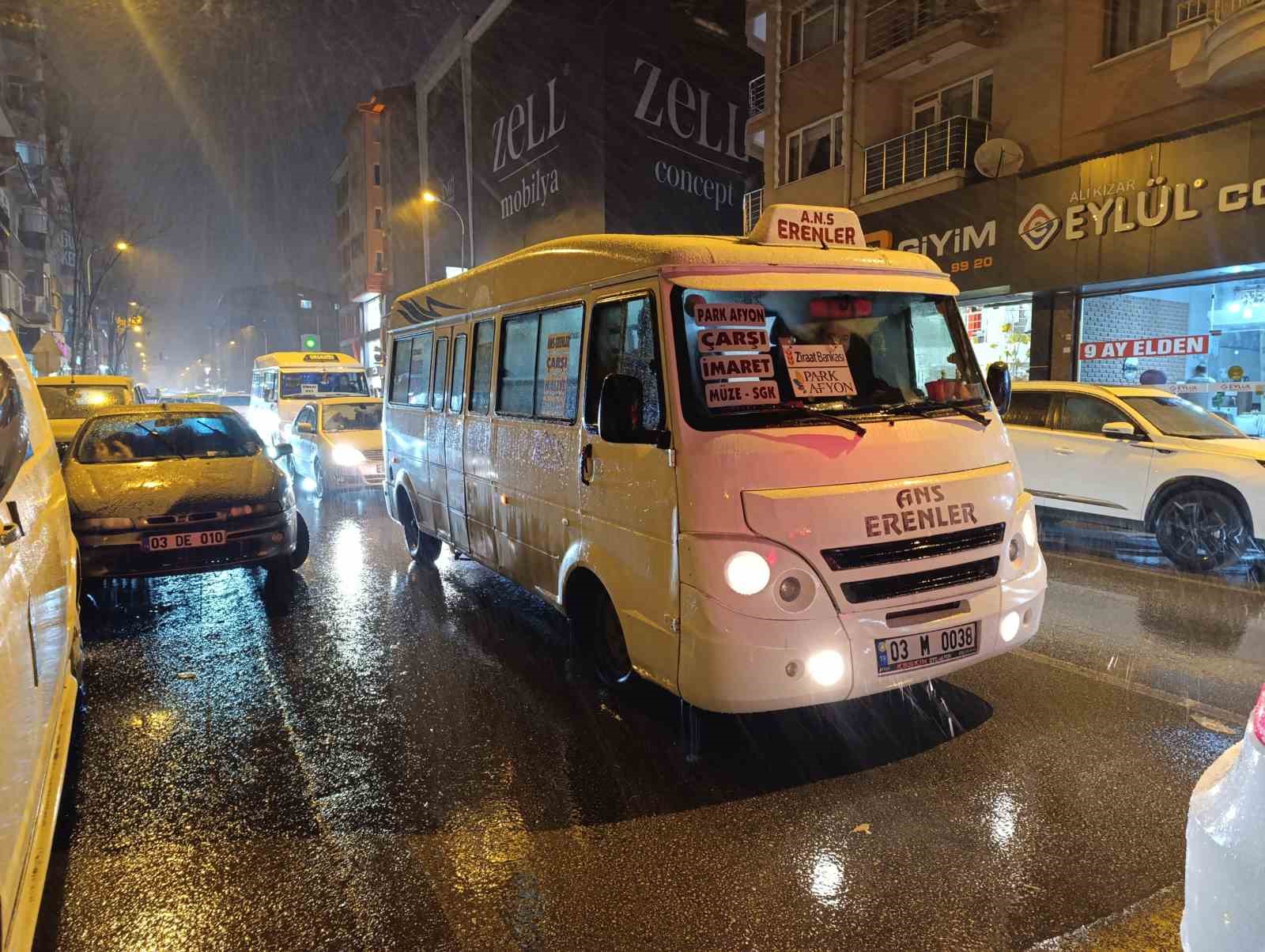 Afyonkarahisar&rsquo;da beklenen kar yağışı başladı
