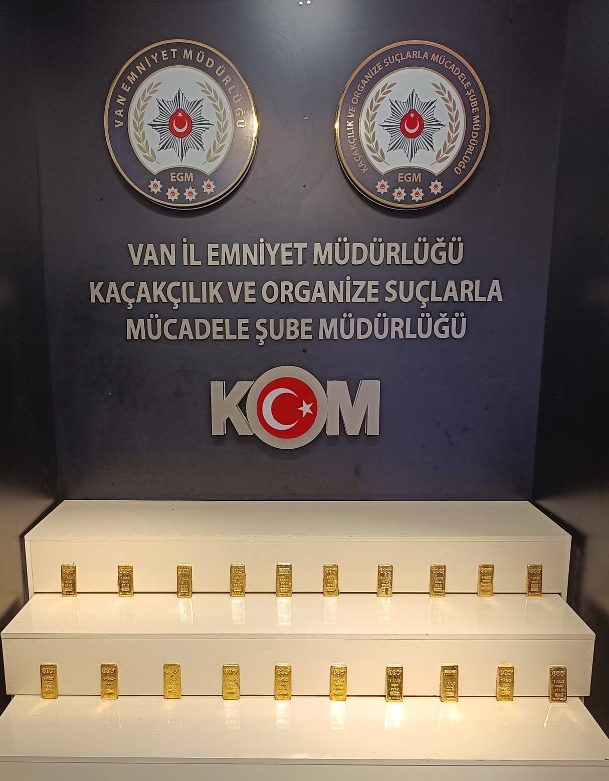 Van&rsquo;da yaklaşık 60 milyon TL değerinde g&uuml;mr&uuml;k ka&ccedil;ağı 20 kilo k&uuml;l&ccedil;e altın ele ge&ccedil;irildi
