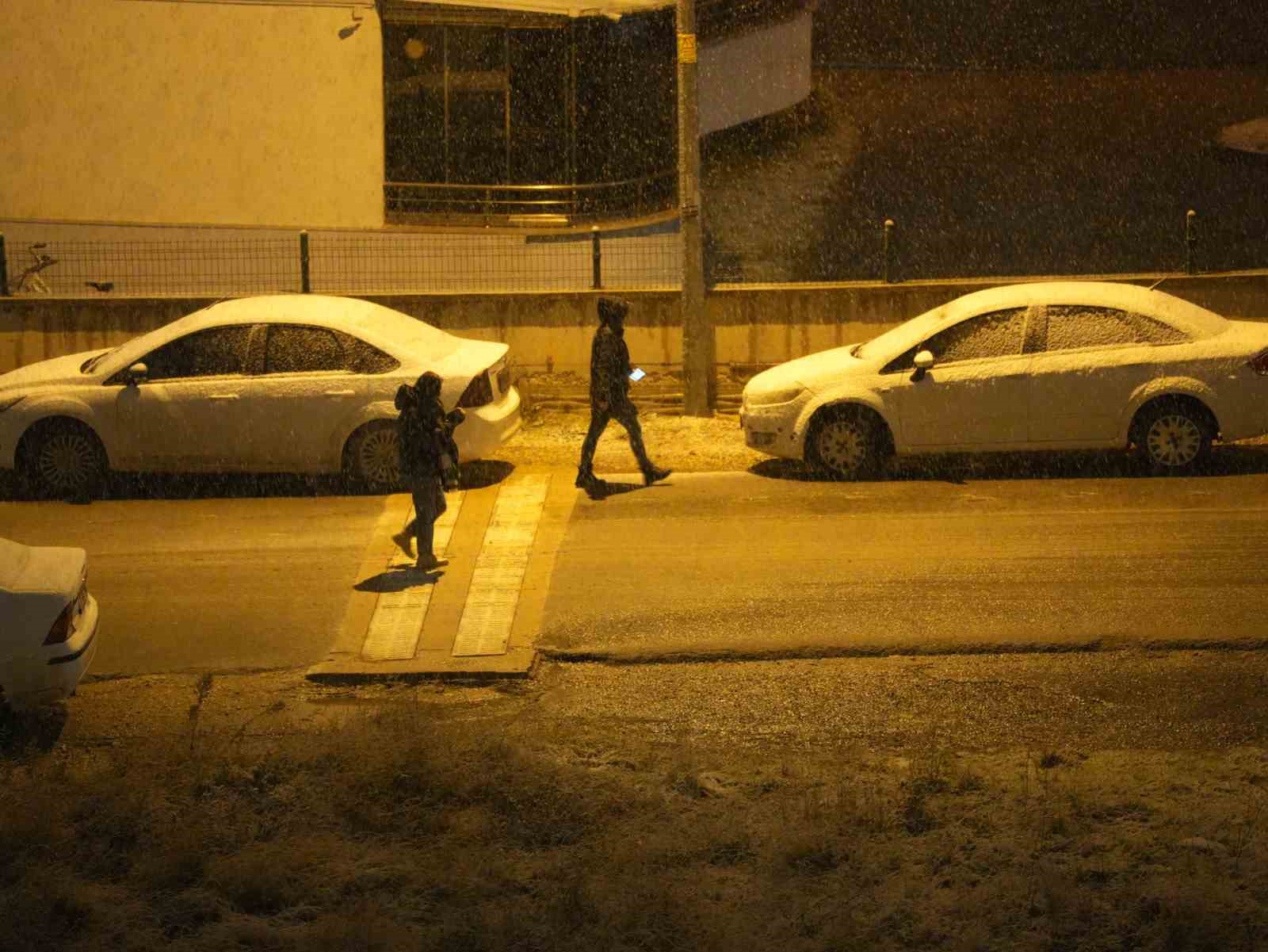 Kastamonu’da şehir merkezine mevsimin ilk karı düştü