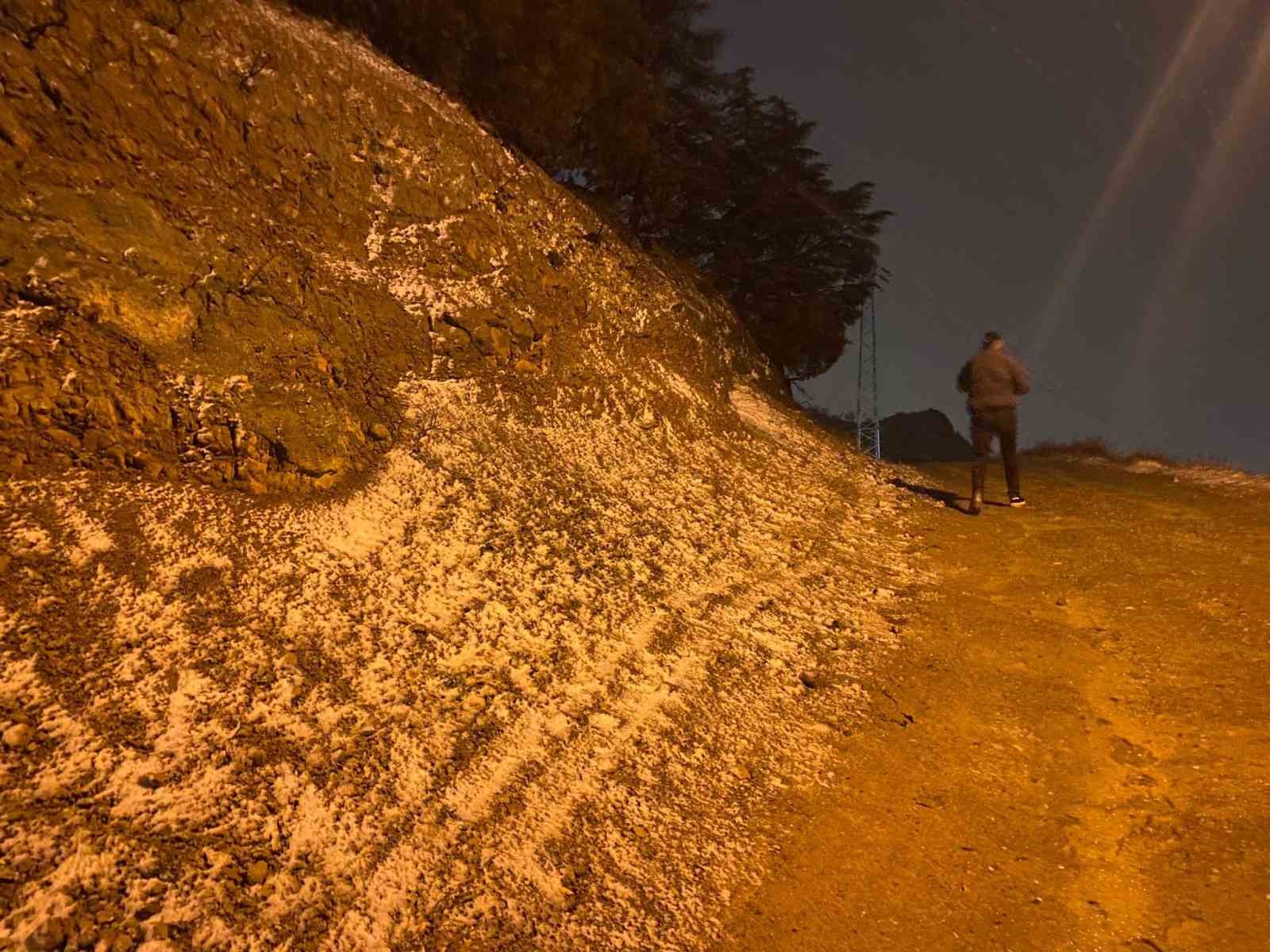 Çankırı’da şehir merkezine mevsimin ilk karı düştü
