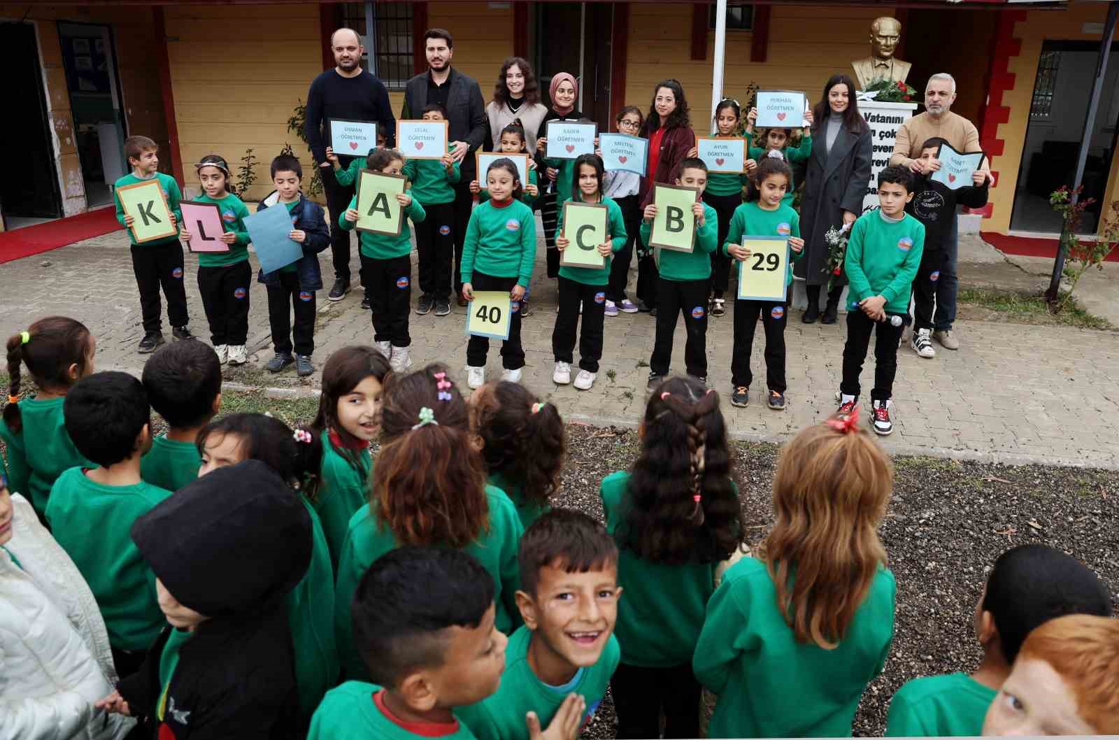 Köy okulunun fedakar öğretmenlerine öğrencilerinden sürpriz
