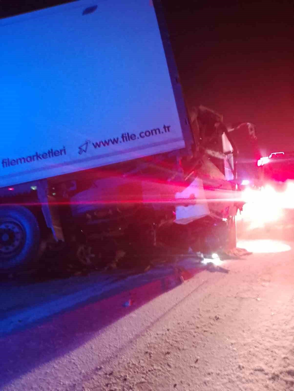 Yolcu otob&uuml;s&uuml;n&uuml;n tır ve otomobille &ccedil;arpıştığı kazada 30 kişi yaralandı
