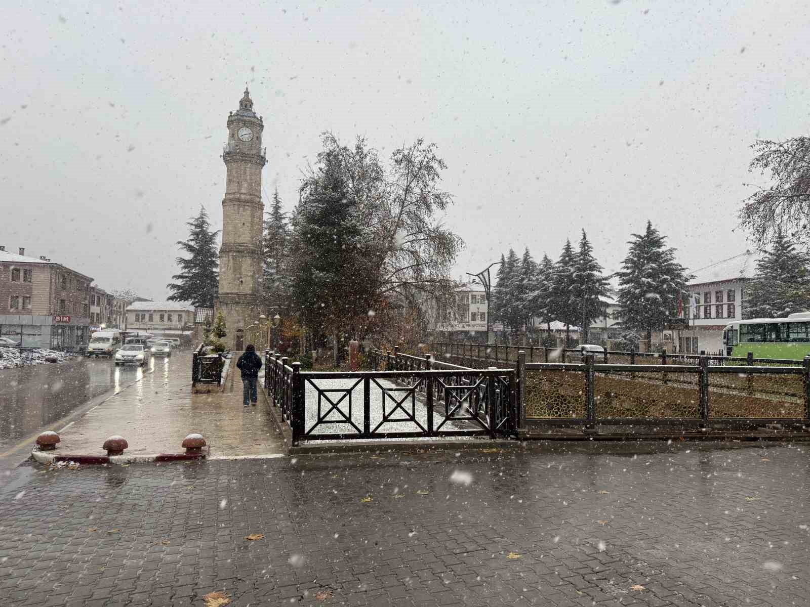 1650 rakımlı Çamlıbel Geçidi’nde kar ve tipi etkili oldu