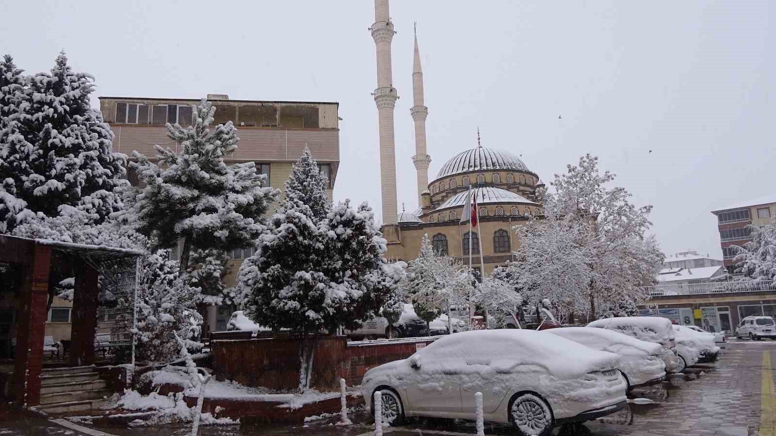 Yozgat’ta yılın ilk kar yağışı kenti beyaza bürüdü