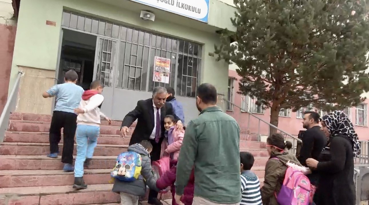 Kas hastası çocuğunu kabeden Mehmet öğretmen, hayatını özel gereksinimli çocuklara adadı
