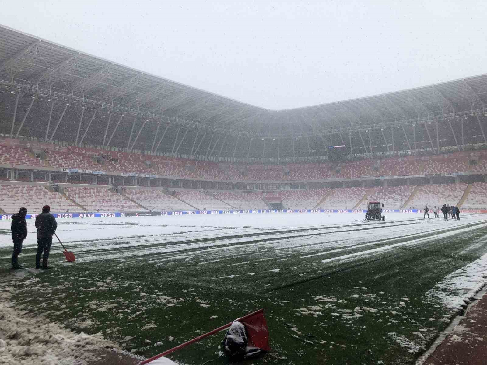 Sivasspor - Kasımpaşa maçının hakemi Burak Pakkan stadyum zeminini inceledi
