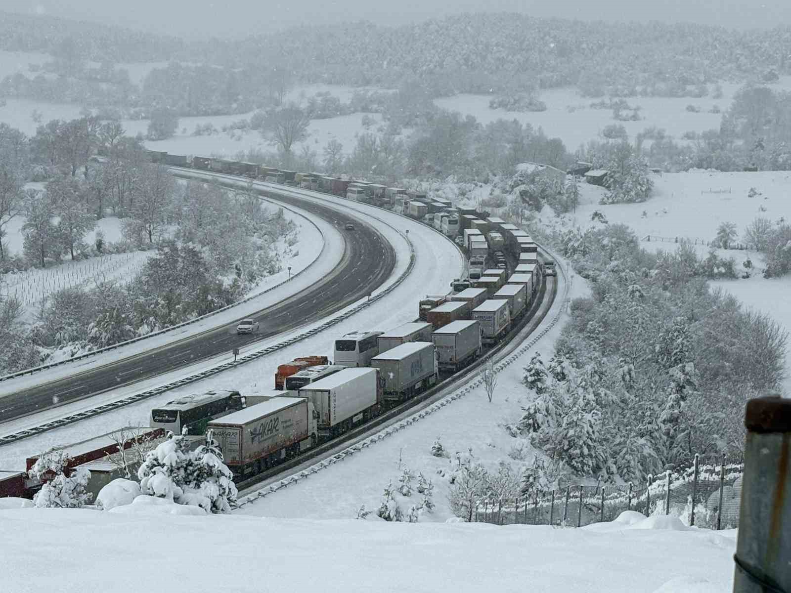 TEM’de trafik durdu, maddi hasarlı kazalar yüzünden yol tıkandı
