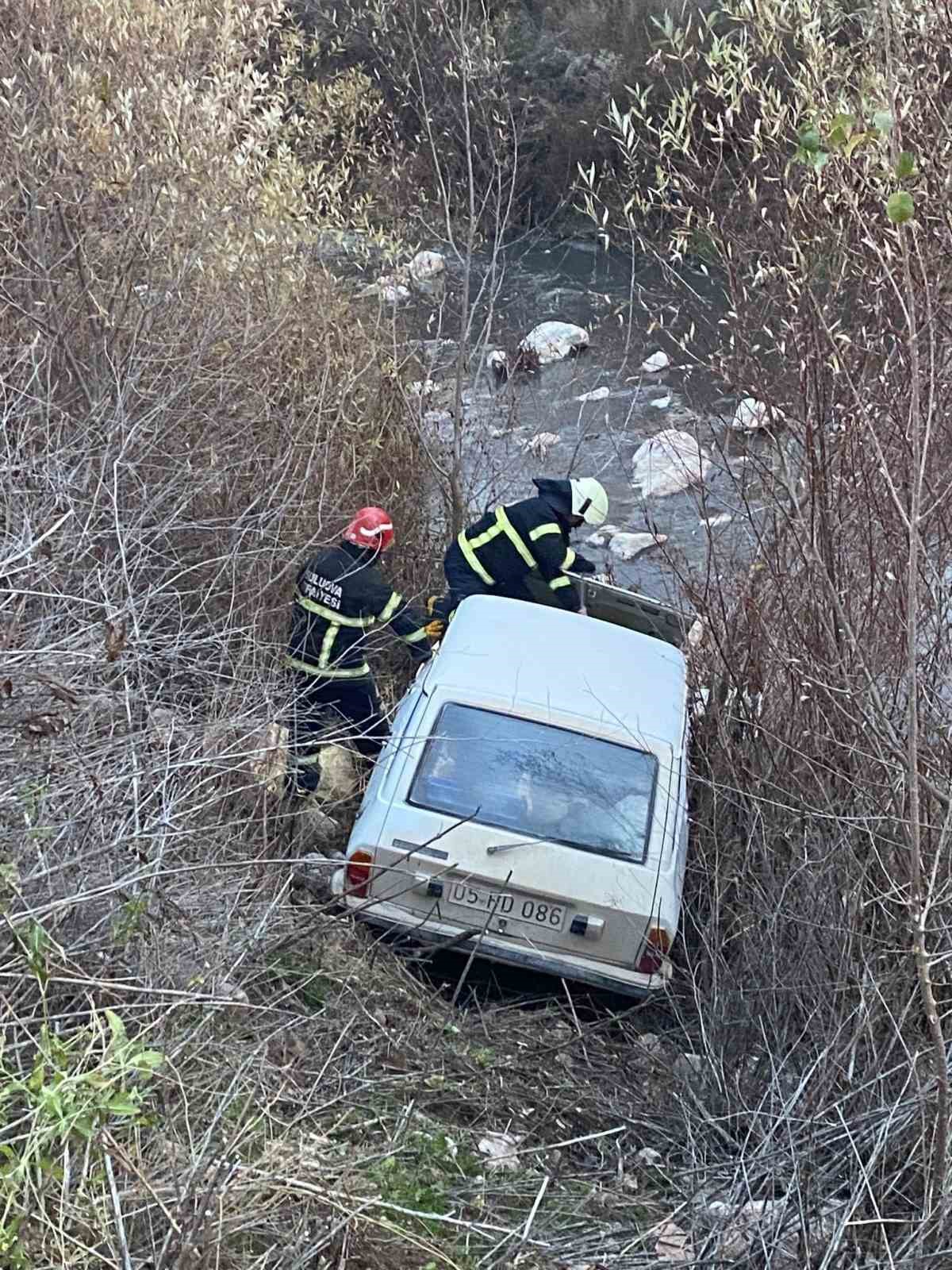 Amasya’da otomobil çayın kıyısına uçtu
