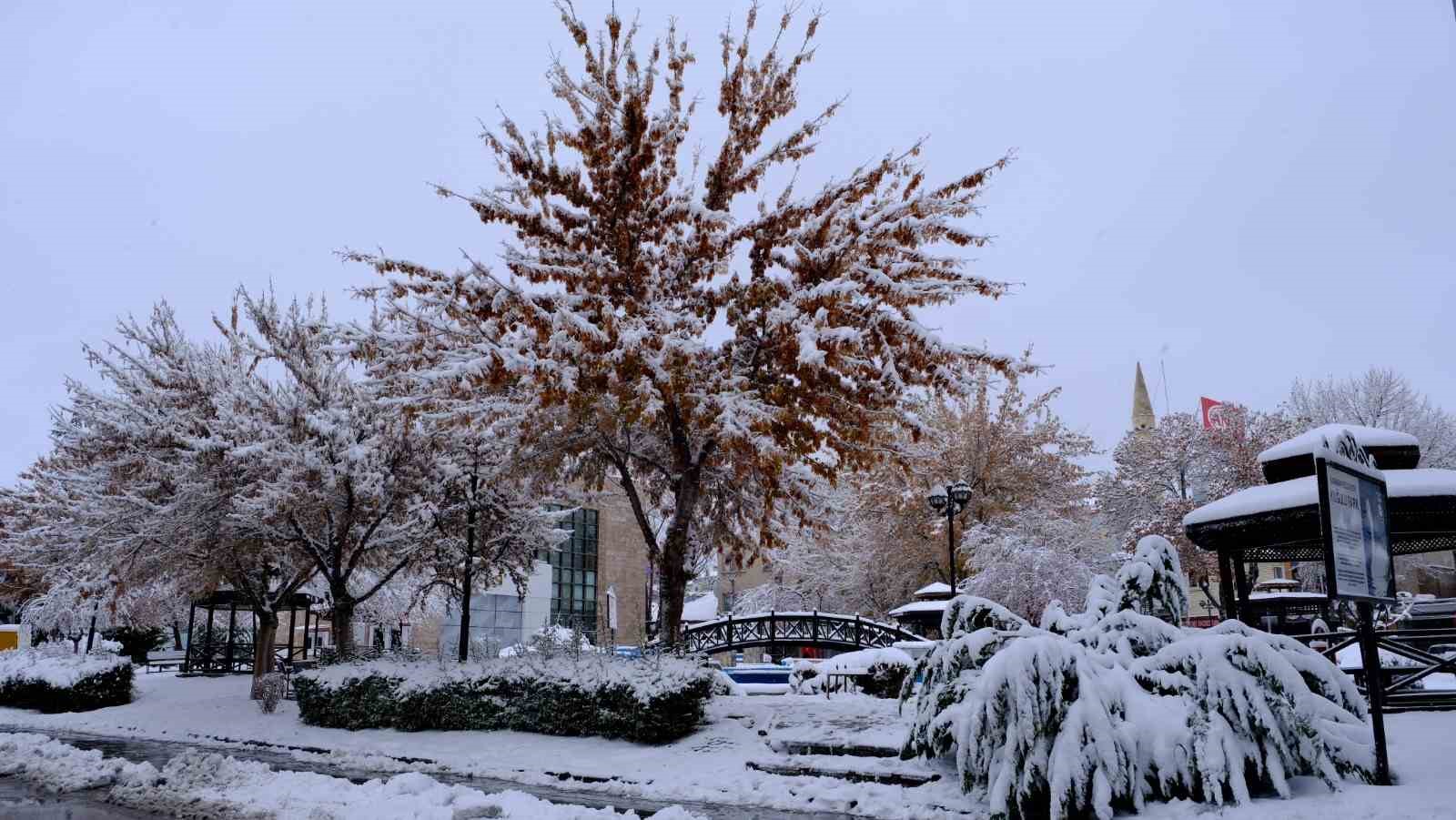 Karaman, mevsimin ilk karıyla beyaza büründü
