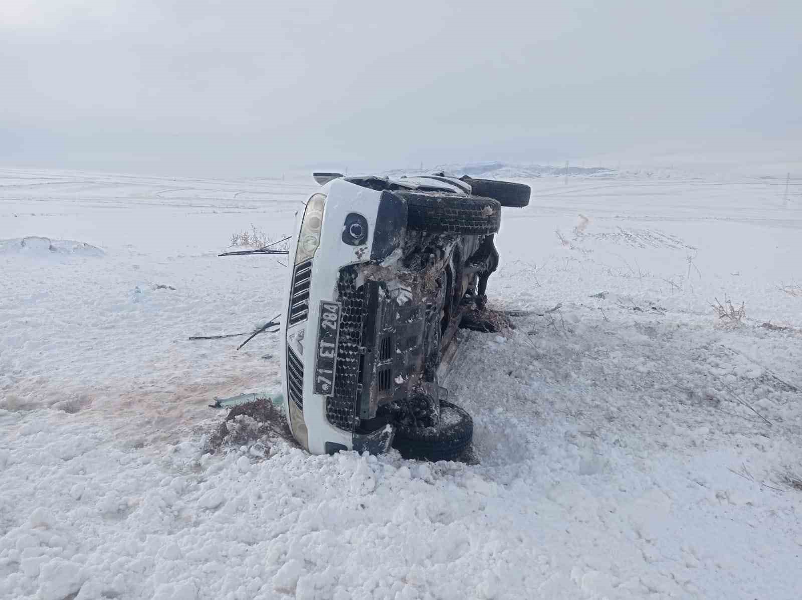 Kırıkkale&rsquo;de kamyonet takla attı: 3 yaralı
