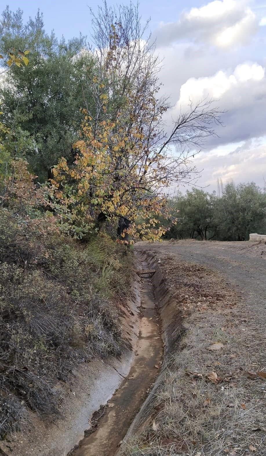 Karacasu’da göletleri besleyen kanallar temizlendi
