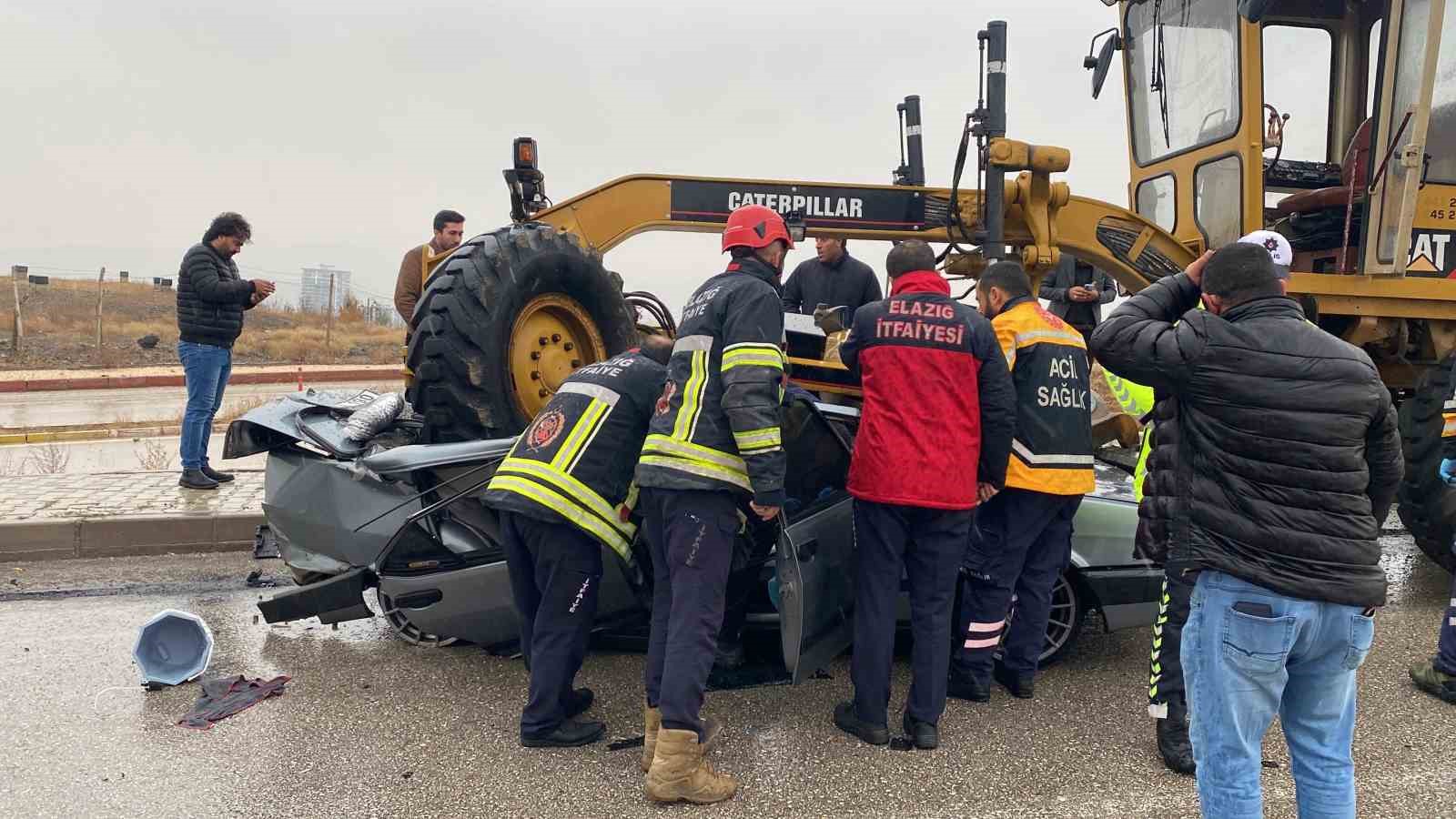 Otomobil, greyderin altına girdi: 1 ölü
