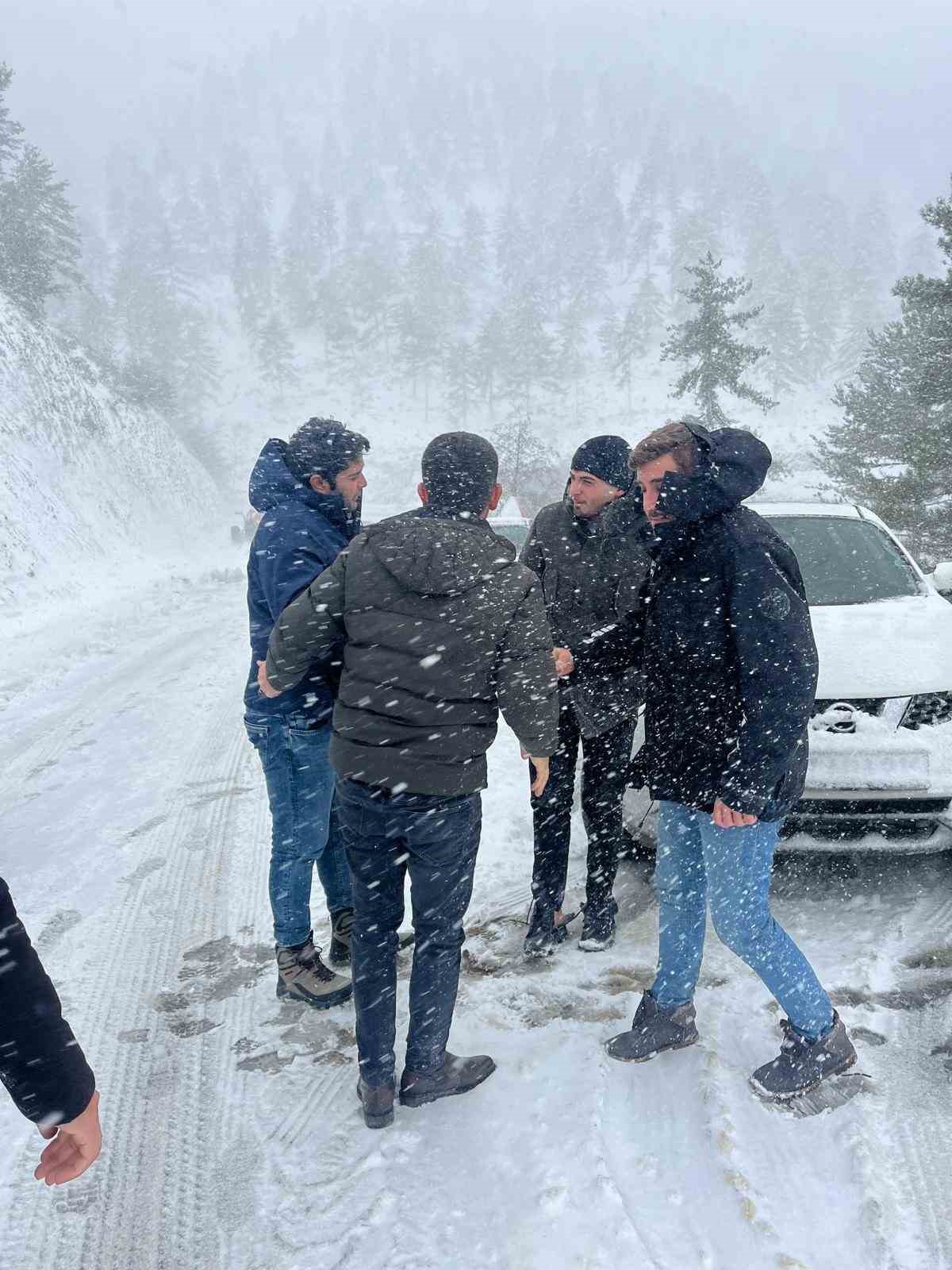 Feke Belediyesi karda mahsur kalan aileleri kurtarma çalışması başlattı
