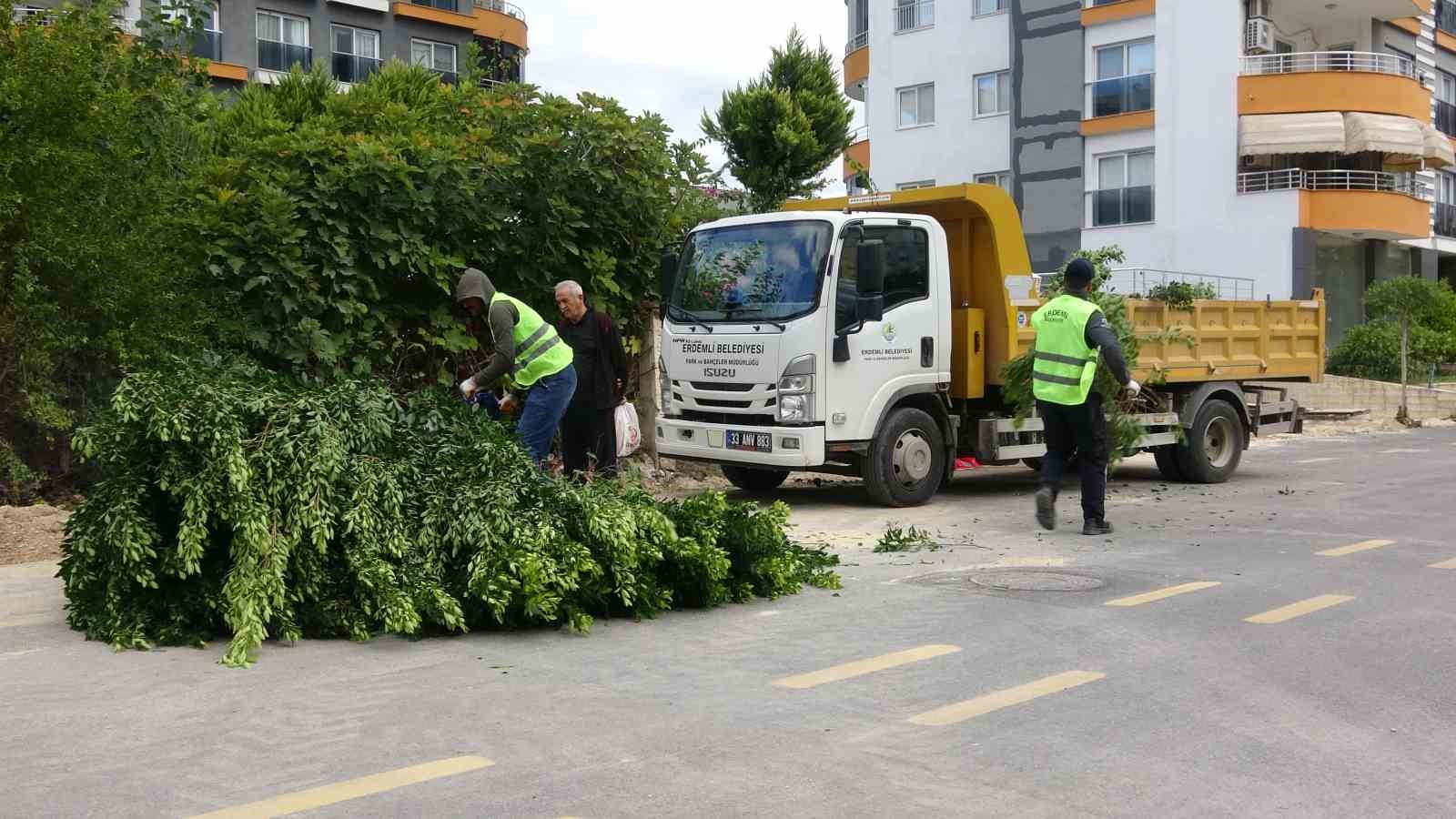 Mersin’de fırtına halı sahayı çökertti
