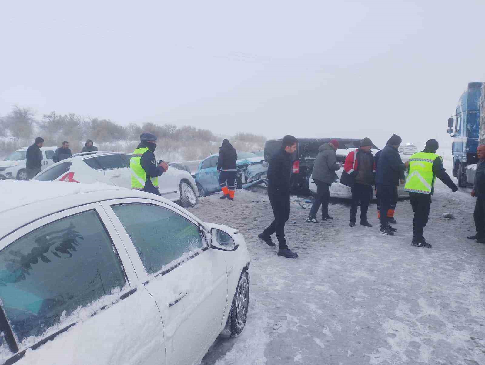 Kırşehir’de kar yağışı kazalara neden oldu