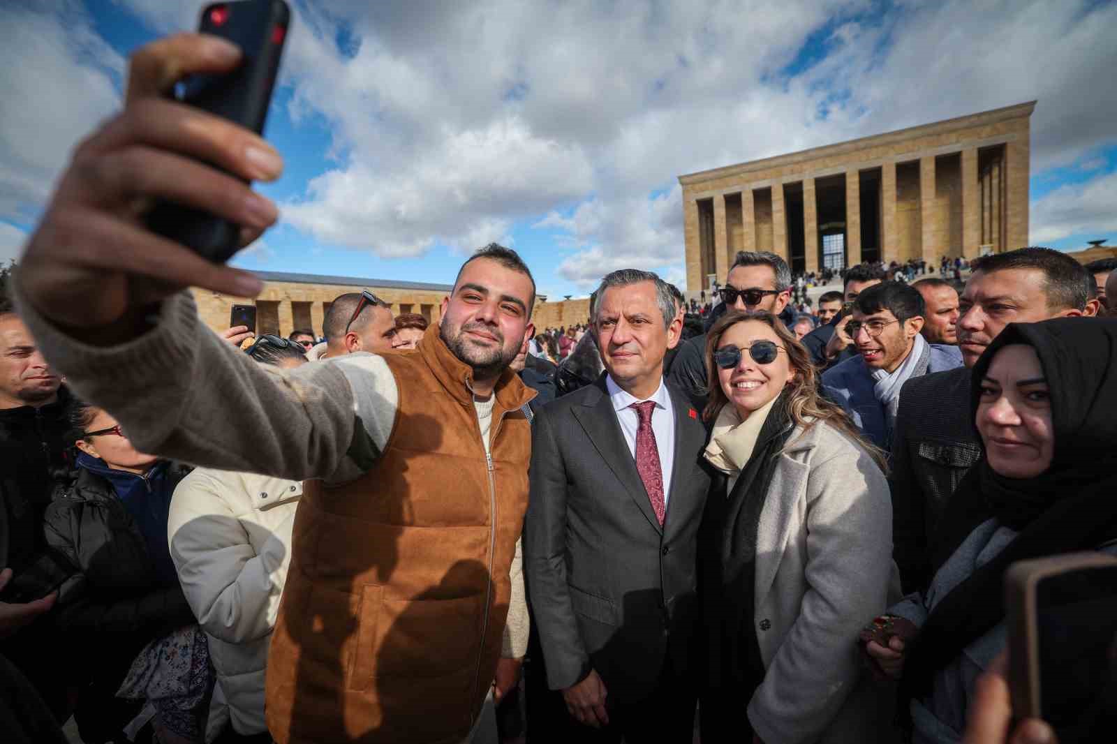 Özgür Özel, Öğretmenlerle birlikte Anıtkabir’i ziyaret etti