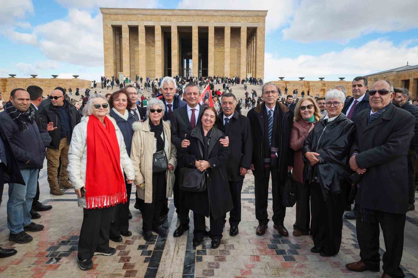 Özgür Özel, Öğretmenlerle birlikte Anıtkabir’i ziyaret etti
