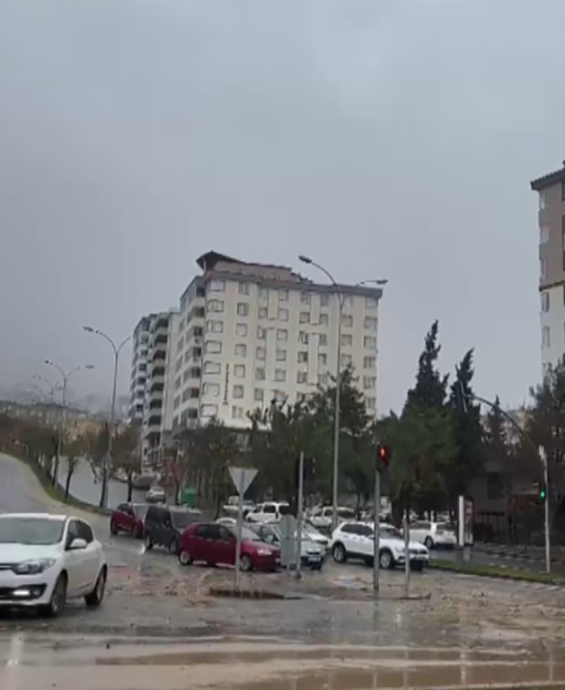 Kahramanmaraş’ta rüzgâr çatıları uçurdu
