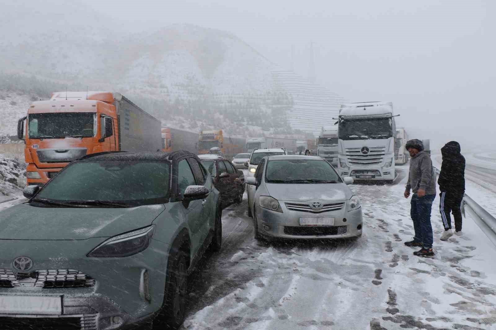 Yoğun kar yağışıyla Erzincan - Sivas kara yolu ulaşıma kapandı
