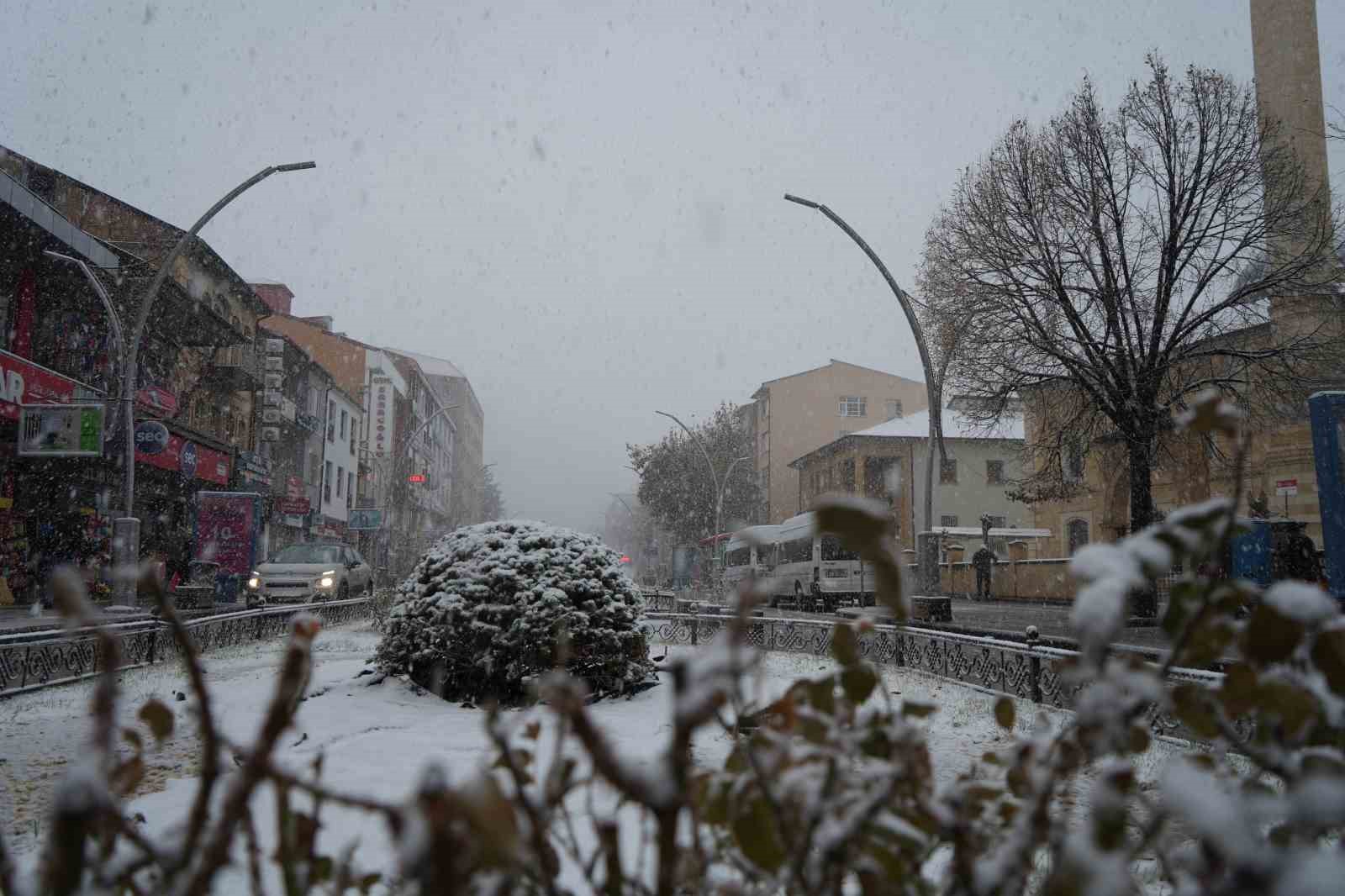 Hava sıcaklığının 10 derece birden düştüğü Bayburt’ta kar ve tipi etkili oldu
