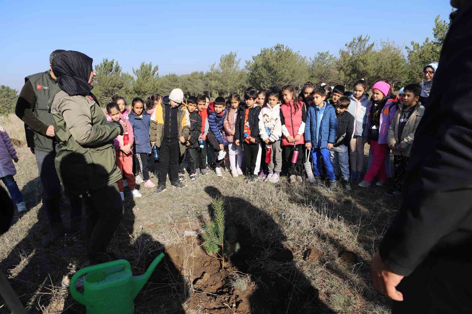 Ağrı’da velilerden öğretmenlere anlamlı Öğretmenler Günü hediyesi
