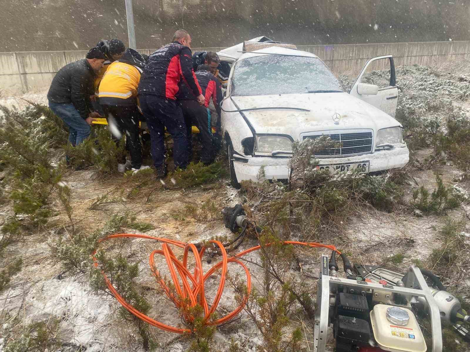 Gümüşhane’de kontrolden çıkan otomobil refüje çıktı: 2 yaralı