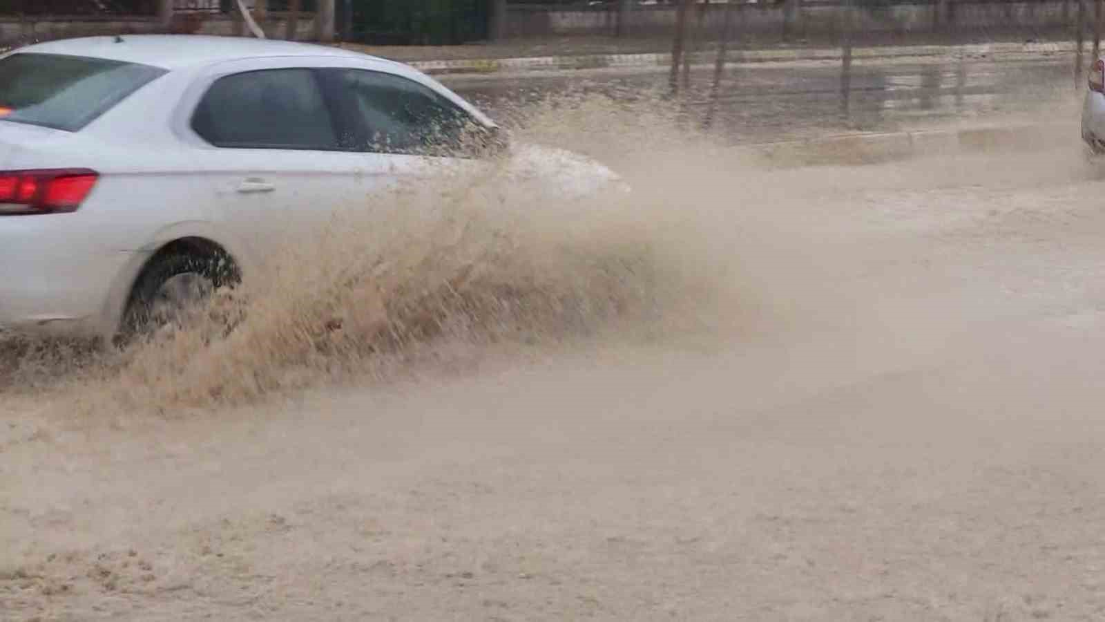 Adıyaman’da sağanak yağış etkili oldu