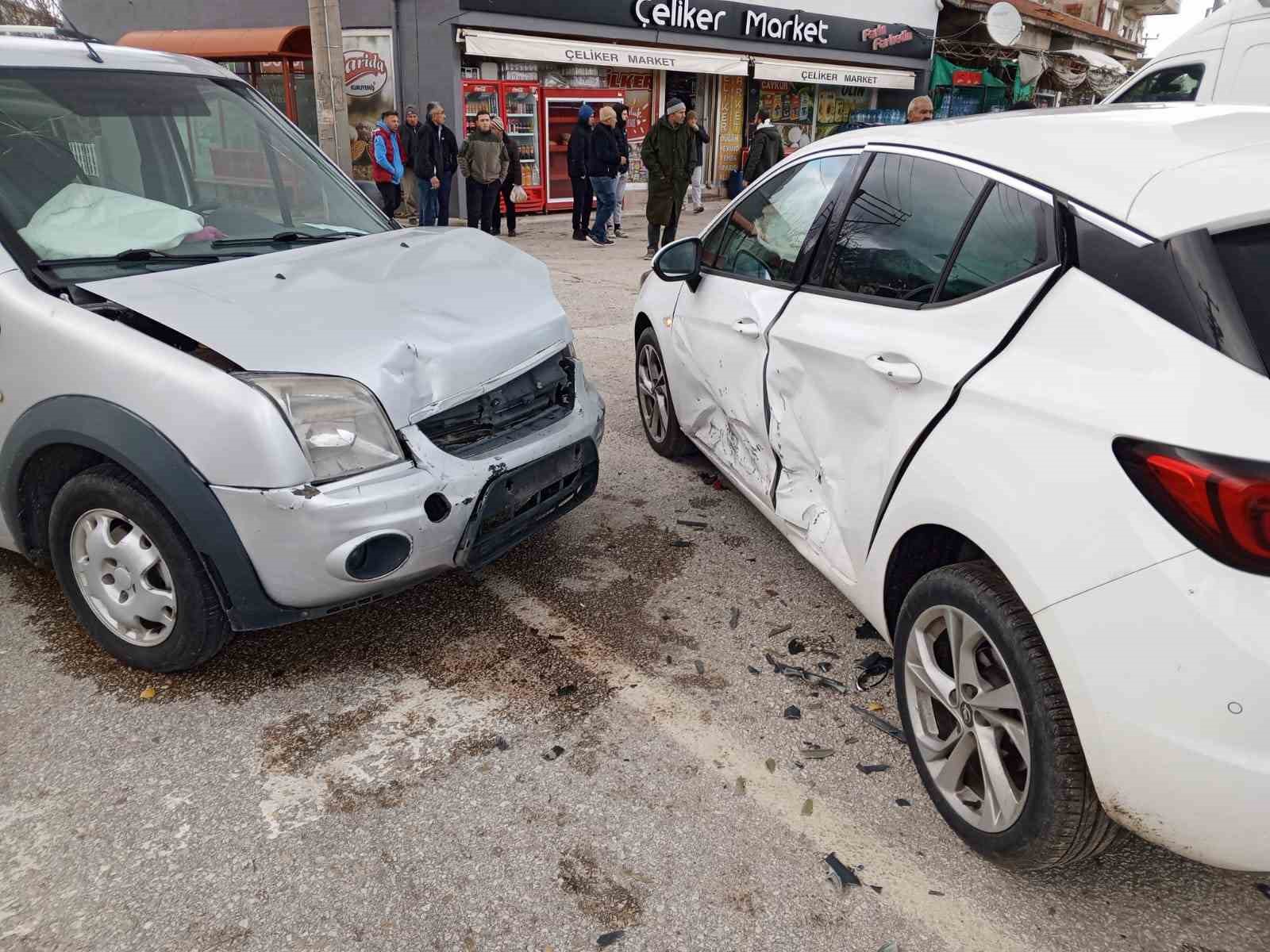 Isparta’da hafif ticari araç ile otomobil çarpıştı: 5 yaralı