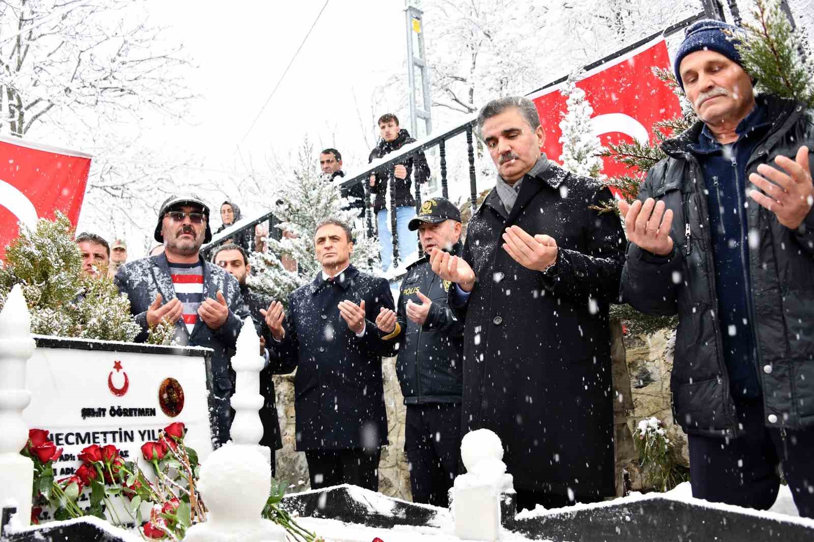 Şehit Öğretmen Necmettin Yılmaz Öğretmenler Günü’nde kabri başında anıldı