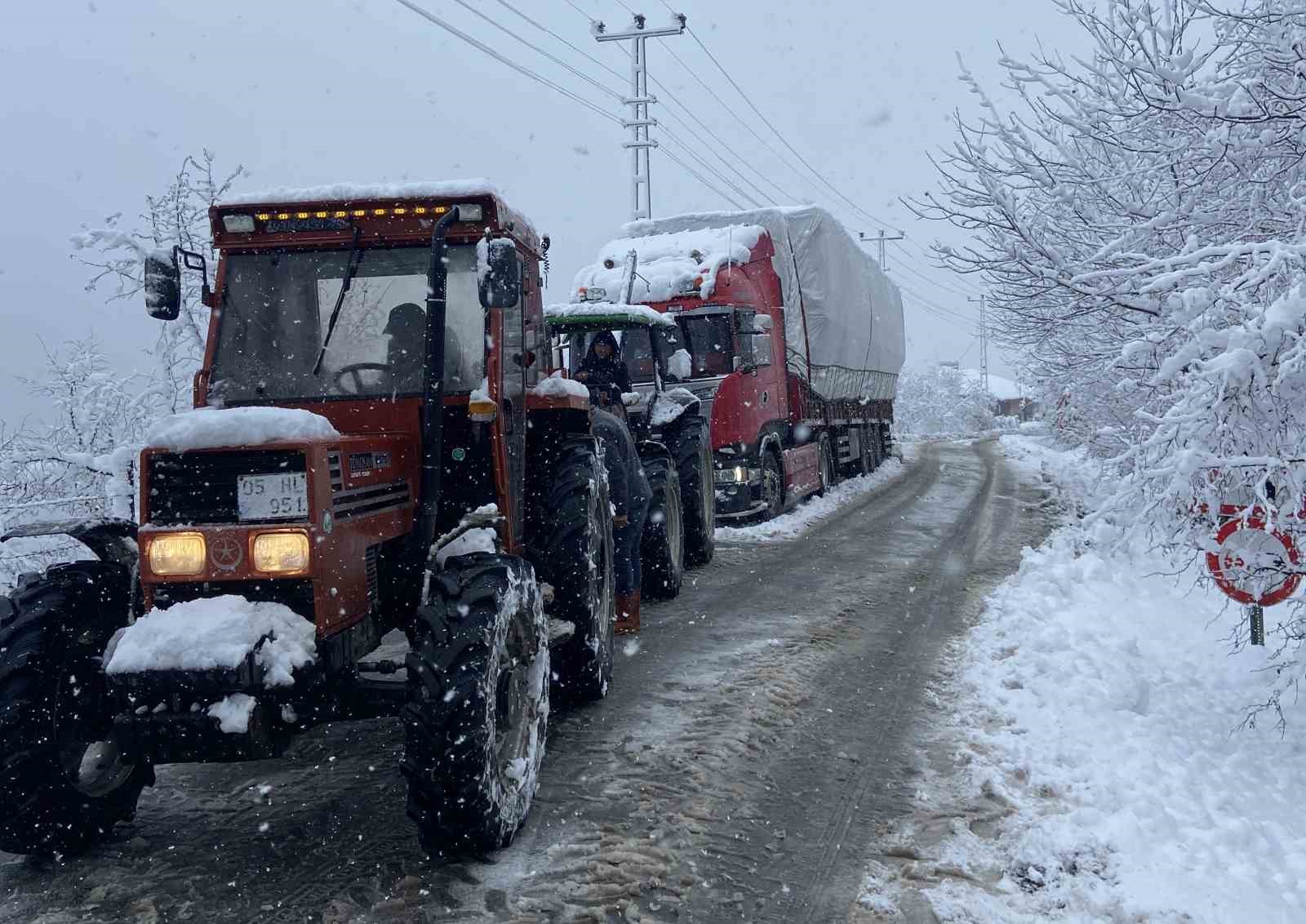 Ordu’da kar nedeniyle mahsur kalan saman yüklü tır kurtarıldı