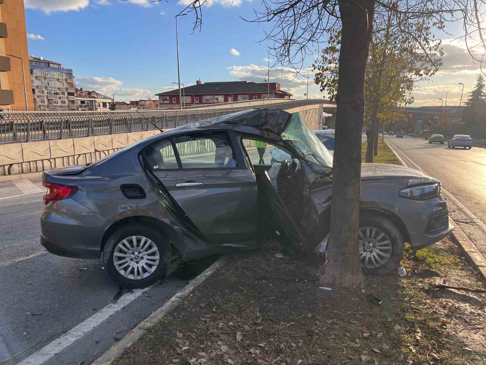 Küçükçekmece’de iki araç çarıptı: 1 yaralı
