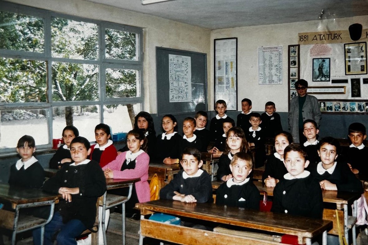 40 yıl önce mezun olan öğrencilerden ilkokul öğretmenlerine anlamlı sürpriz
