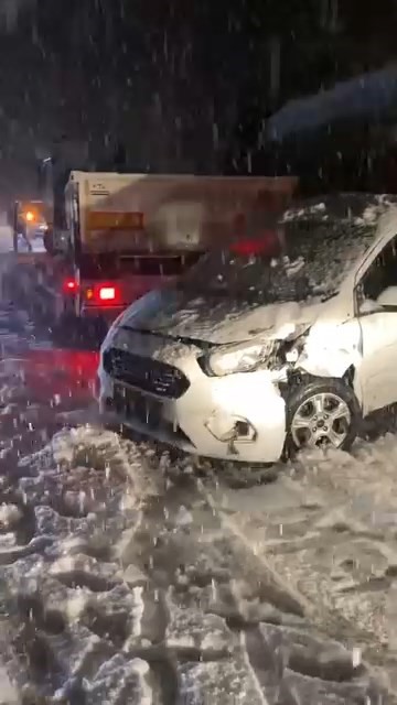 Kar, kazayı beraberinde getirdi:  Elazığ- Malatya karayolu trafiğe kapandı