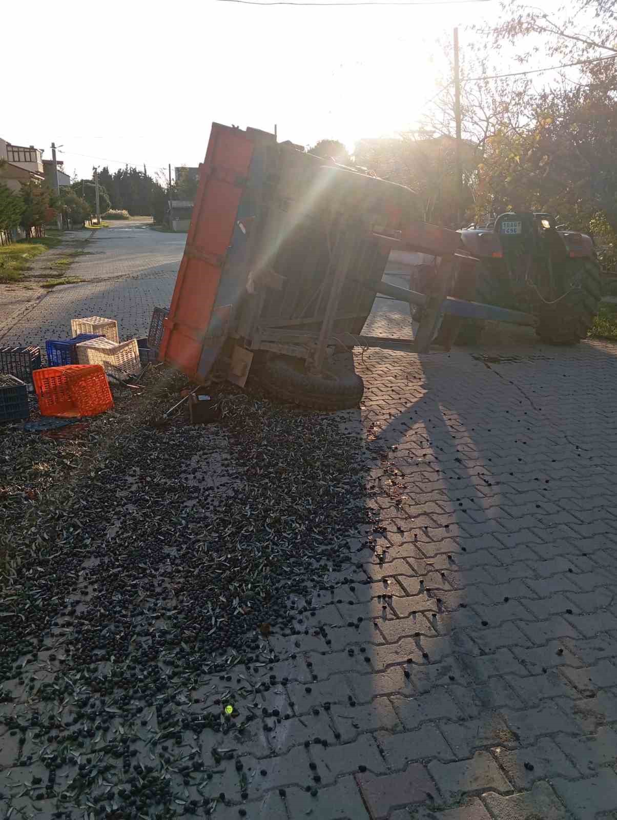 Balıkesir’de traktör römorku devrildi: 5 yaralı
