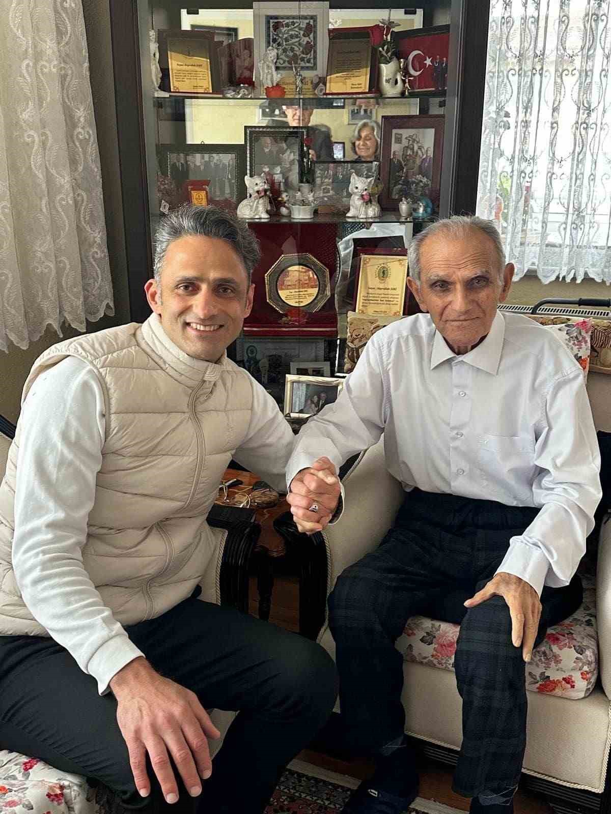 Eğitim g&ouml;n&uuml;ll&uuml;s&uuml; emekli &ouml;ğremen unutulmadı
