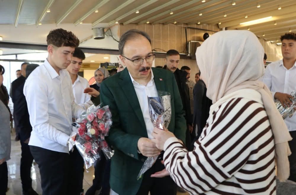 Siirt Valisi Kızılkaya &ouml;ğretmenlerle buluştu
