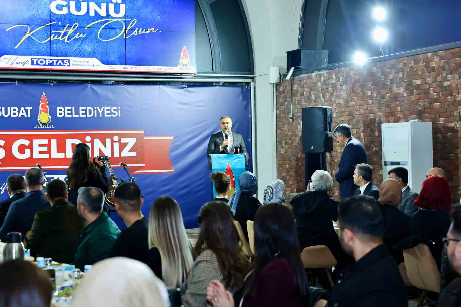 Başkan Toptaş&rsquo;ı duygulandıran &ouml;ğretmenler g&uuml;n&uuml; buluşması
