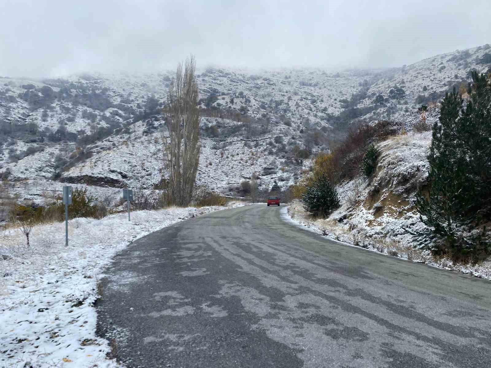 İzmir’e mevsimin ilk karı düştü
