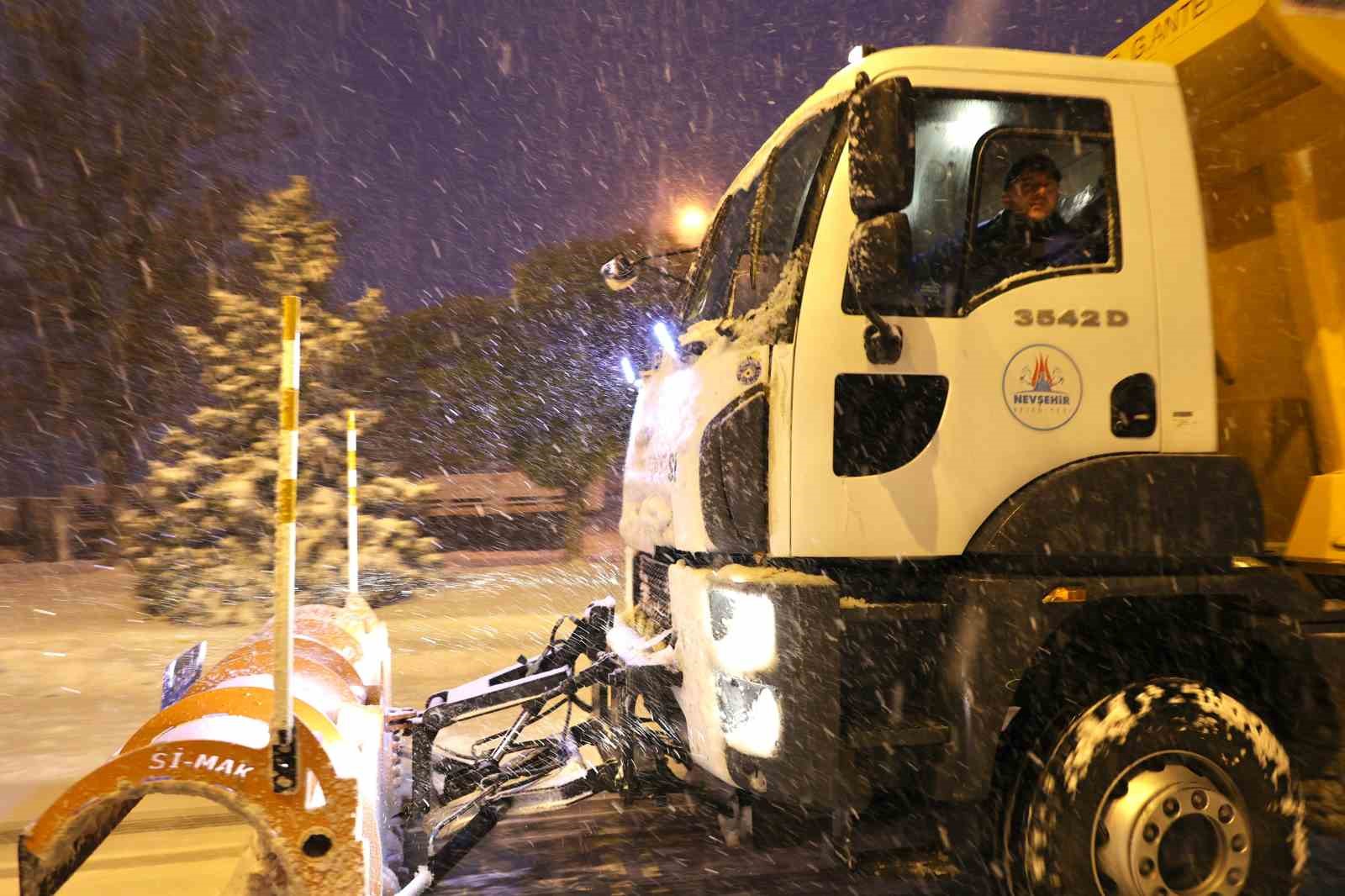 Nevşehir&rsquo;de kar mesaisi başladı
