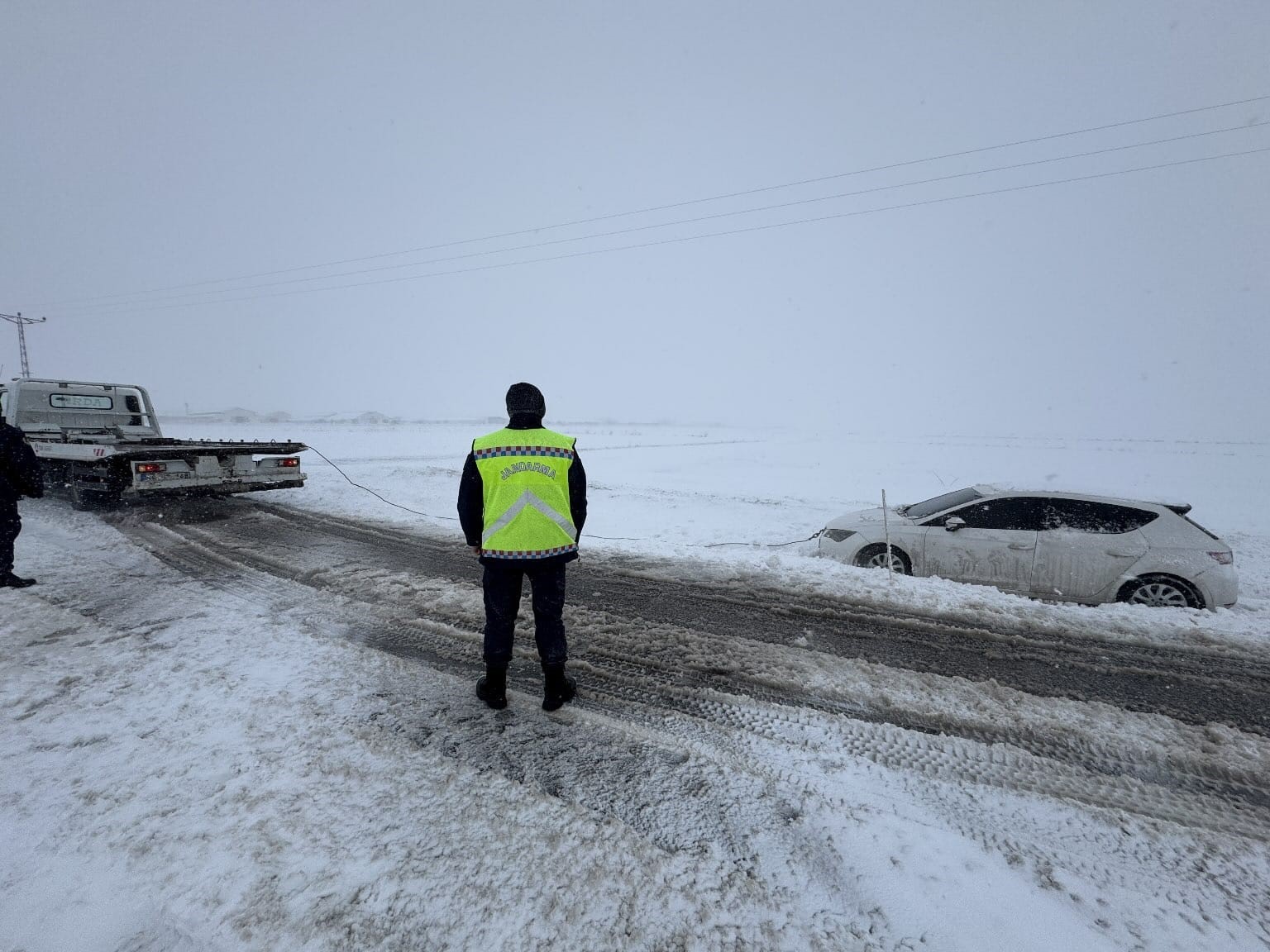 Yozgat&rsquo;ta yoğun kar yağışı aracın kara saplanmasına neden oldu
