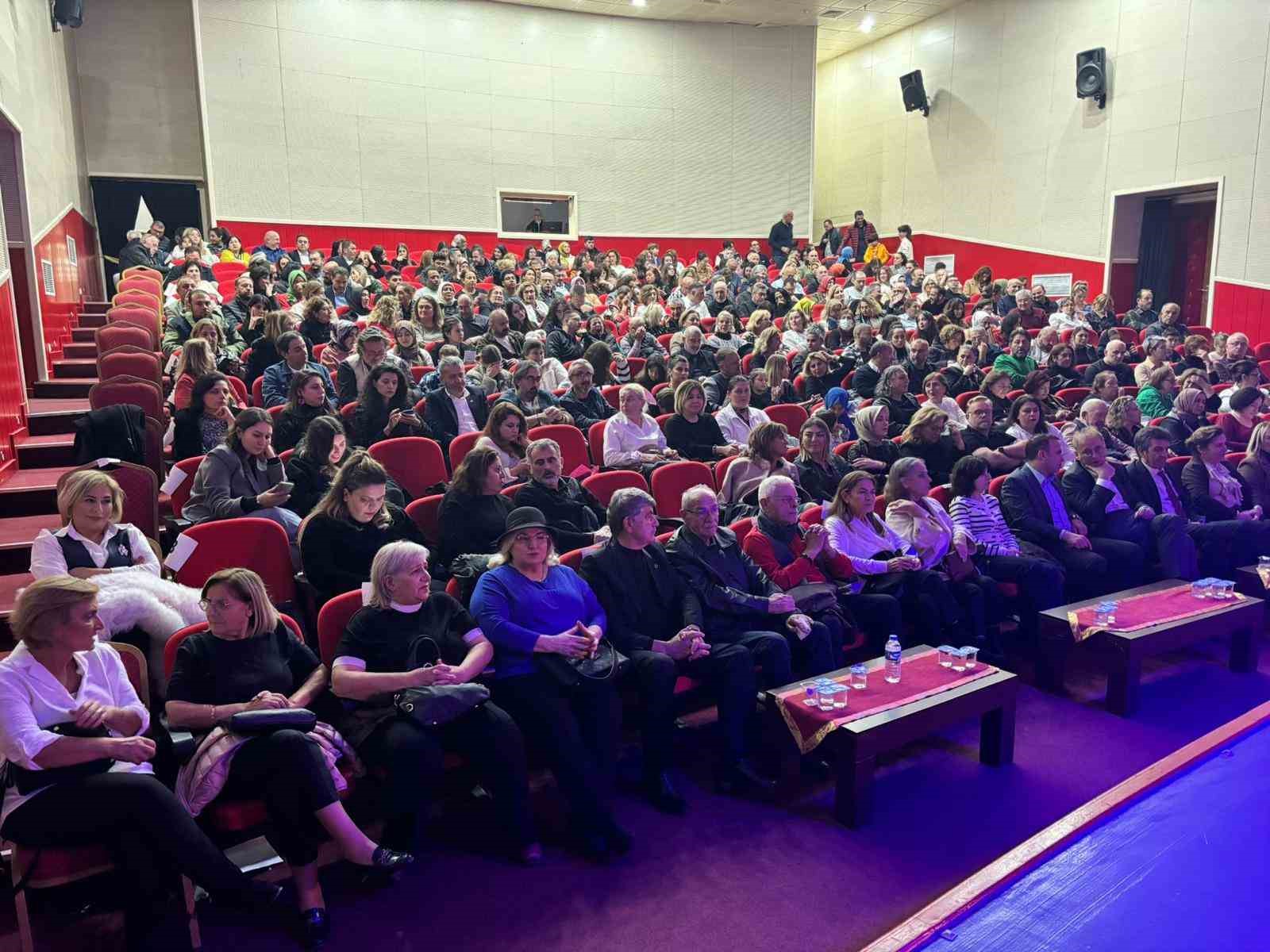 Hayatın her anını paylaşan ikizler tiyatro oyunda da birlikte rol aldı
