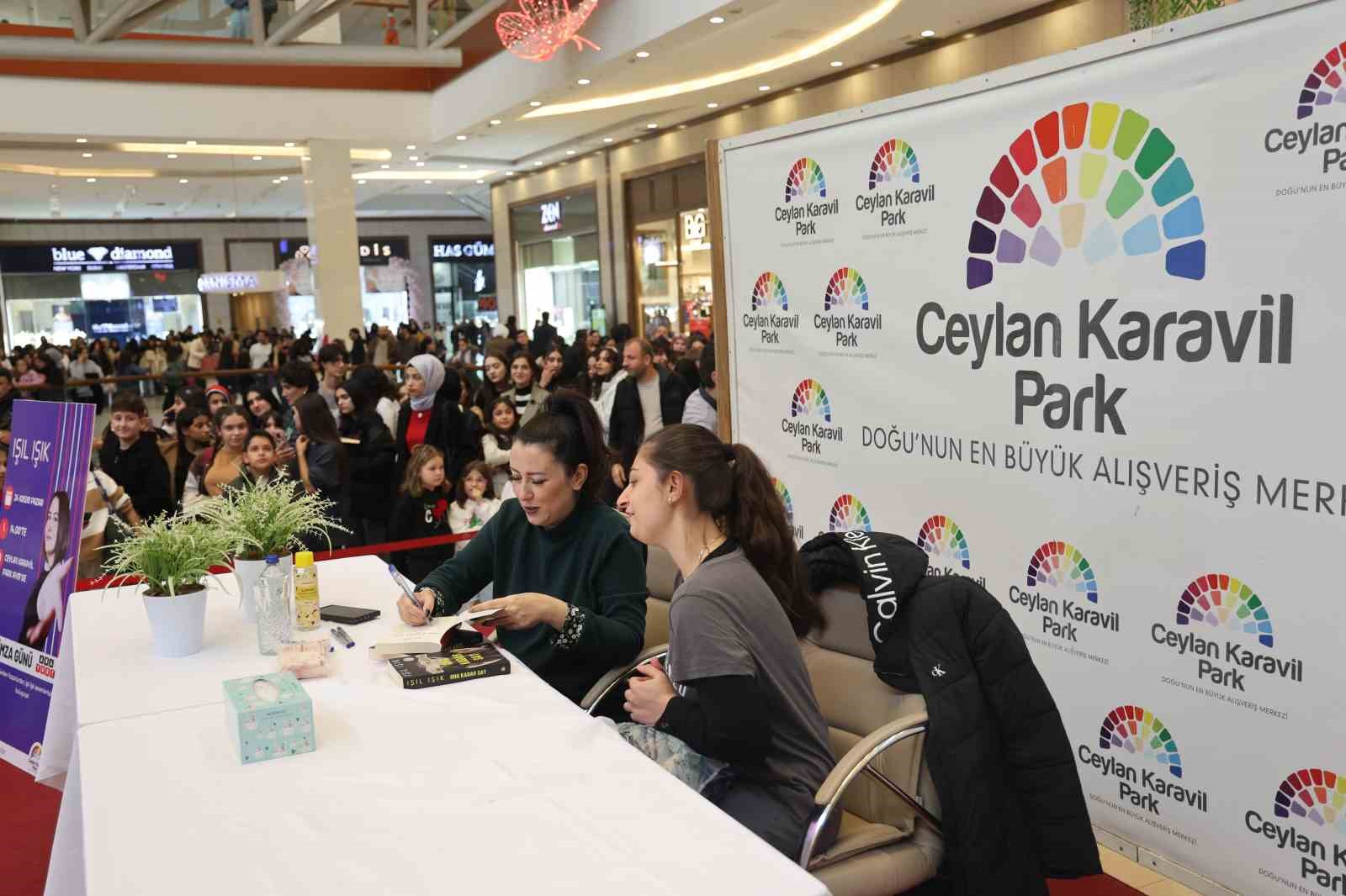 Ceylan Karavil Park Alışveriş Merkezi&rsquo;nde imza g&uuml;n&uuml;
