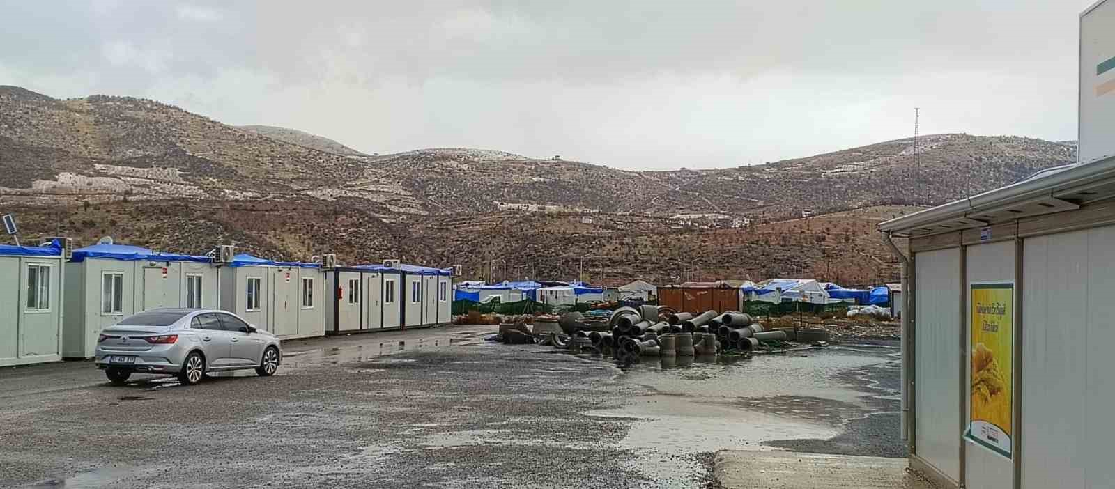 G&ouml;lbaşı il&ccedil;esine yılın ilk kar yağışı başladı
